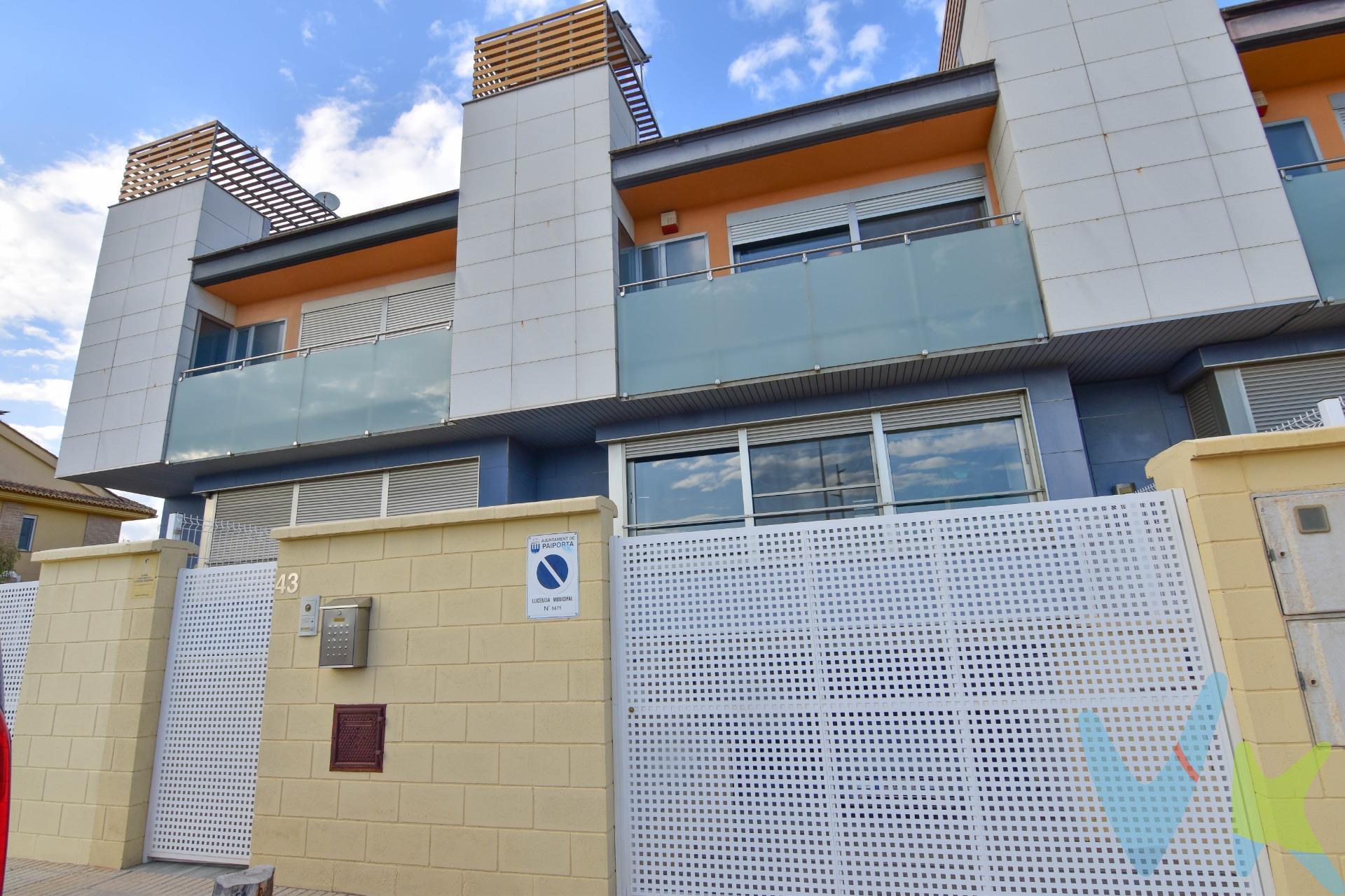 Ponemos a la venta una vivienda única en Paiporta, perfecta para familias que buscan espacio, confort y tecnología en un entorno calmado. La casa cuenta con 4 habitaciones amplias y una buhardilla preparada para convertirse en 2 habitaciones adicionales o adaptarse a múltiples usos según tus necesidades. El garaje dispone de cargador eléctrico para coche, una ventaja imprescindible para vehículos sostenibles. Además, la vivienda incluye un sótano que ofrece gran espacio para almacenaje o incluso crear una zona de ocio. Entre sus tres terrazas destaca una completamente equipada con barbacoa, techo móvil, fregadero y armarios, ideal para disfrutar en familia o con amigos durante todo el año. La casa es seminueva y ha sido reformada con un estilo moderno y actual, equipada con domótica para mejorar la calidad de vida y optimizar el consumo energético. Situada en una zona tranquila y sin finca delante, garantiza privacidad y tranquilidad, muy cerca de todos los servicios y fácil acceso a las comunicaciones. No pierdas esta oportunidad de vivir en un hogar que combina diseño, funcionalidad y tecnología. Contacta para más información o para concertar una visita. Nota: Agencia Registrada con el Nº 1395 en el Registro Obligatorio de Agentes Inmobiliarios de la Comunitat Valenciana, consultable en la web de la Generalitat Valenciana. La oferta está sujeta a cambios de precio o retirada del mercado sin previo aviso. La información contenida en el presente anuncio se facilita a título meramente informativo y no contractual, los datos, descripciones, superficies, imágenes y cualquier otro contenido del mismo pueden estar sujetos a errores u omisiones al ser facilitados por terceros. El precio de venta publicado no incluye los honorarios de intermediación inmobiliaria, ni los impuestos legalmente aplicables (IVA o ITP), ni los gastos derivados de la compraventa, tales como notaría, registro y gestoría, ni aquellos derivados de la financiación, en caso de existir. Por mandato expreso del propietario, este inmueble se comercializa en régimen de exclusiva, garantizando al interesado un acceso completo a la información y una gestión profesional, transparente y sin interferencias de terceros. Se ruega no molestar al propietario, a los ocupantes del inmueble ni a los vecinos. Agentes inmobiliarios con cliente interesado pueden contactar con la agencia para colaborar. Nuestro departamento financiero puede conseguir tu financiación. ¡Consúltanos!