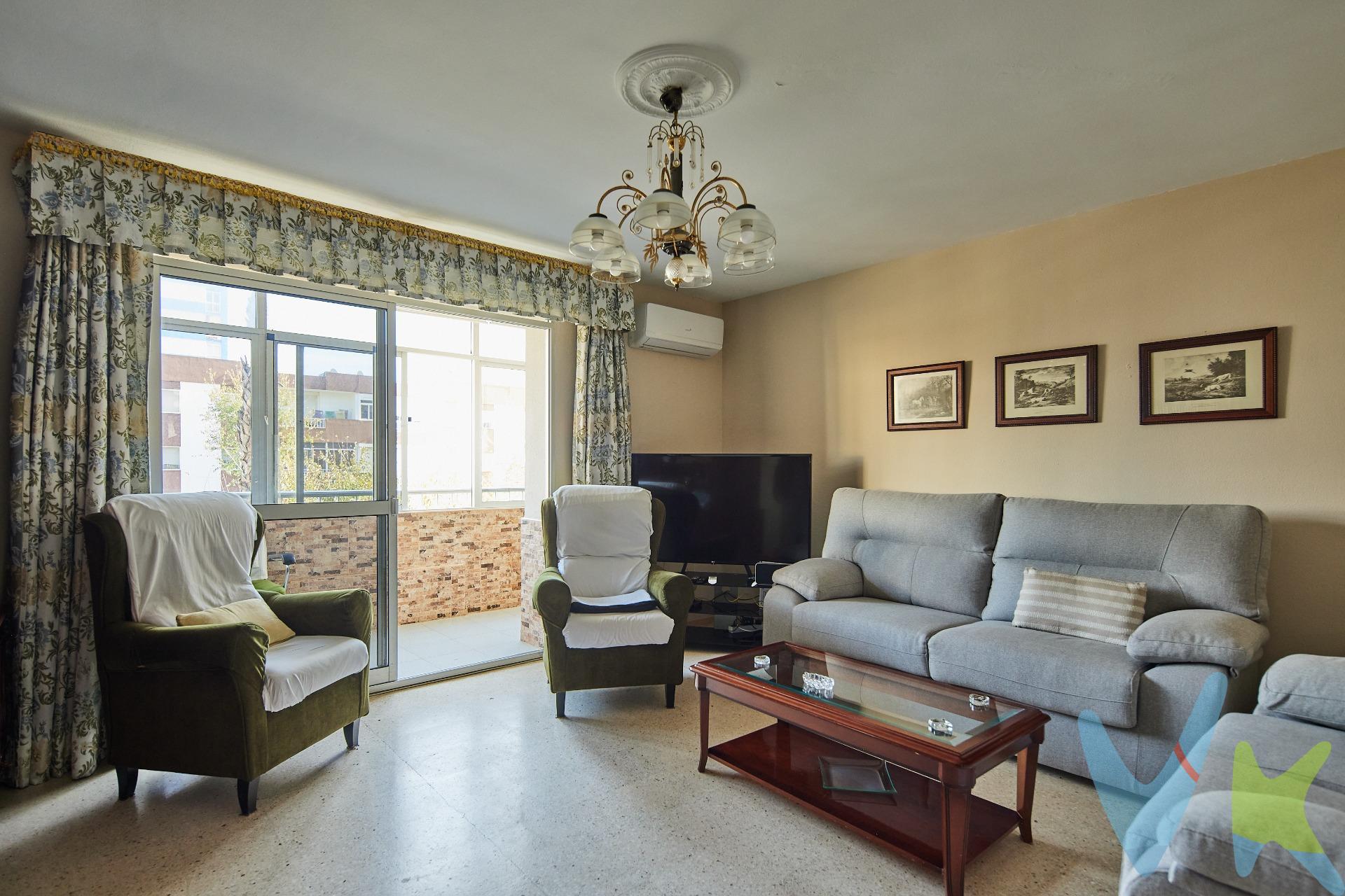 . Se presenta en el mercado esta amplia vivienda de 92 m², una opción excepcional para quienes buscan un hogar cómodo, funcional y con una ubicación estratégica. El inmueble destaca por su distribución equilibrada y por ofrecer espacios versátiles adaptados a las necesidades actuales. Características principales:. Tres dormitorios bien dimensionados, ideales para dormitorio principal, espacio de teletrabajo y habitación auxiliar. Cuarto de baño reformado, con acabados actualizados y óptima funcionalidad. Ventanas de Climalit, que garantizan un excelente aislamiento térmico y acústico. Cocina de gran amplitud, con lavadero independiente y despensa, aportando orden y comodidad en el día a día. Vivienda en estado semireformado, lo que permite personalizar detalles al gusto del nuevo propietario sin necesidad de grandes inversiones. Entorno y localización. Ubicada en una zona con todos los servicios al alcance, a pocos minutos de colegios, transporte público y comercios. Un entorno práctico y perfectamente comunicado, ideal para quienes buscan calidad de vida sin renunciar a las facilidades del día a día. Oportunidad. Una vivienda con gran potencial, atractiva tanto por su distribución como por su localización, pensada para familias que desean establecer su primer hogar con garantías y comodidad. Solicite información adicional o concrete una visita para conocer todos los detalles de esta magnífica oportunidad inmobiliaria. . * Gastos, Impuestos y Honorarios de la Agencia no Incluidos.  .  *Si estás interesado en esta vivienda pero tienes que vender, contacta con nosotros, te ayudamos a encontrar comprador para tu vivienda.