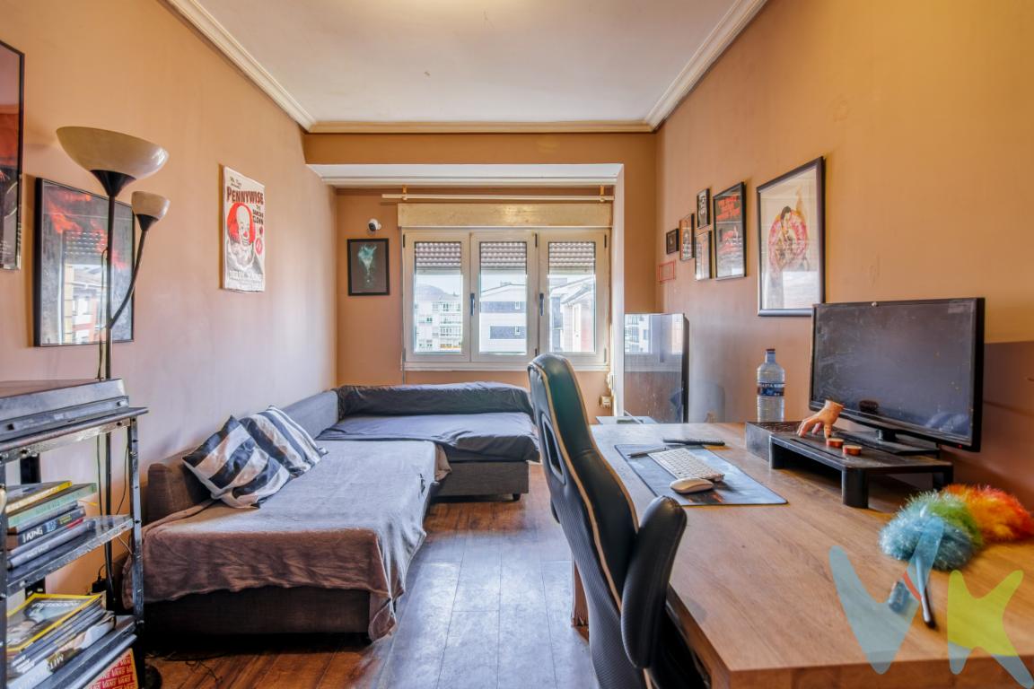 En el dinámico barrio de La Calzada en Gijón, se encuentra este magnífico piso en venta, una auténtica oportunidad para quienes buscan una vivienda con encanto, funcionalidad y vistas al mar. Situado en una quinta planta sin ascensor, ofrece todo lo necesario para disfrutar de la vida en una de las zonas con más vida de la ciudad.Con una superficie de 62 metros cuadrados útiles y 84 metros construidos, su distribución consta de dos acogedoras habitaciones, perfectas tanto para una familia como para quienes buscan un espacio adicional para un despacho o invitados. Cada estancia ha sido cuidadosamente amueblada, destacando por su luminosidad y vistas privilegiadas.Gracias a su ubicación, el inmueble cuenta con unas estupendas conexiones de transporte, lo cual facilita el acceso a otras zonas de Gijón. La proximidad de paradas de autobús garantiza una movilidad rápida y cómoda, ideal para quienes deben desplazarse diariamente por motivos laborales o personales.El barrio de La Calzada es conocido por su ambiente acogedor y por contar con todos los servicios necesarios al alcance de la mano. Playa, tiendas, supermercados, colegios y centros de ocio conforman el entorno de esta vivienda, haciendo de ella una opción perfecta para quienes valoran la comodidad de tenerlo todo cerca. Además, el área ofrece diversas zonas verdes y el privilegio de estar a poca distancia de la playa, lo cual proporciona una excelente calidad de vida.Invertir en este piso ubicado en la vibrante ciudad de Gijón, conocida por su belleza costera y clima apacible, es garantizar un estilo de vida único. La combinación de modernidad y encanto asturiano se fusiona en este inmueble, que sin duda conquistará a quienes valoren estos aspectos. No deje pasar la oportunidad de visitar este espléndido piso, donde cada rincón ha sido diseñado pensando en el confort y el bienestar de sus habitantes.Le invitamos a concertar una visita para que pueda descubrir personalmente todo lo que esta propiedad tiene para ofrecer. Quedamos a su entera disposición para proporcionar más detalles o para mostrarle el que podría ser su próximo hogar. Su piso ideal en Gijón le está esperando.PRECIO DE VENTA SIN GASTOS NI IMPUESTOS INCLUIDOS:  El precio de venta no incluye gastos de notaría, registro de la propiedad, gestoría, ni el Impuesto de Transmisiones Patrimoniales (ITP) o el IVA/AJD. HONORARIOS: El precio de venta no incluye los honorarios que se devengan a cargo del cliente comprador por la prestación de servicios de asesoramiento y gestión. El importe asciende al 2%, con un mínimo de 2.000 EUR, del Precio de Venta (IVA no incluido). Dichos honorarios deberán ser abonados a la firma de la escritura pública.