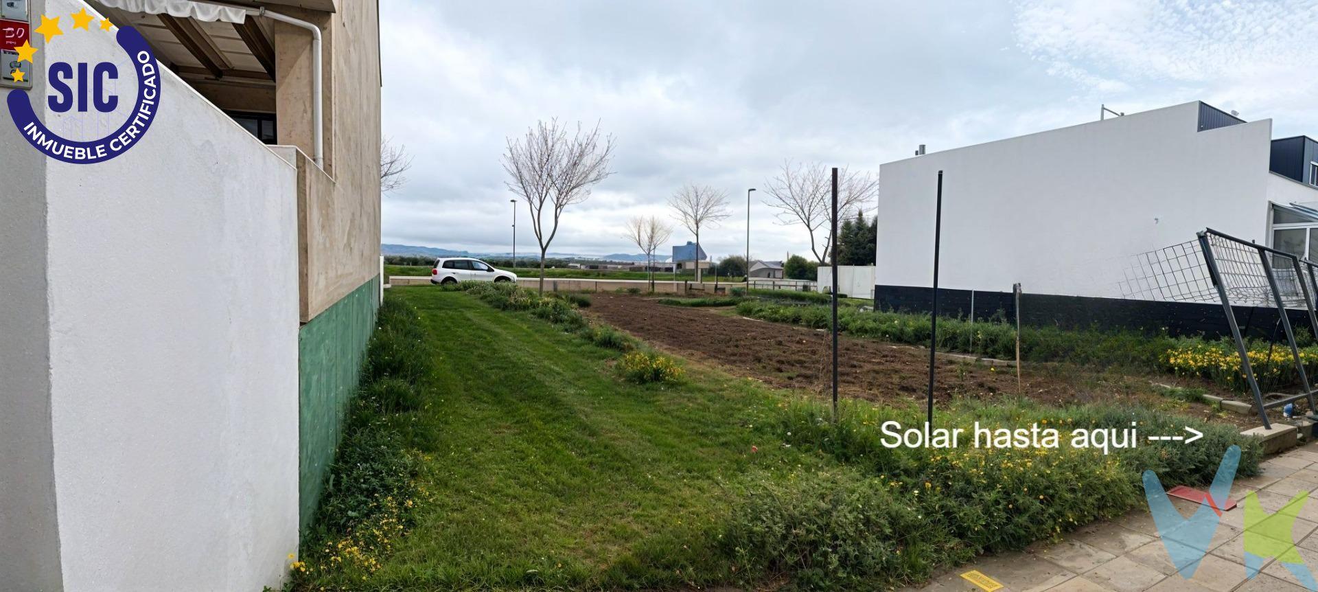 Solar en El Puig con Proyecto Arquitectónico Aprobado! Ya tienes ganados meses de aprobación del proyecto. Solar de 200m2 con 7.78m2 de frente a dos calles (Avinguda de les Corts Valencianes y José Esteve Edo). . Se vende solar urbano en El Puig con un proyecto arquitectónico con licencia del ECUV (Entidad Colaboradora Urbanística de la Generalitat Valenciana) para la construcción de una vivienda de dos plantas, con una amplia terraza y garaje privado. Máximo confort y luz natural. Características del Proyecto:. 3 alturas (bajo, primero y sótano). Con diseño moderno y funcional. Piscina. Terraza espaciosa con vistas despejadas. Garaje privado con acceso cómodo para 2 coches. Ubicación privilegiada en una zona tranquila y bien comunicada. ¡Oportunidad única para construir la casa de tus sueños!. De un lado tendrás la urbanización, moderna, tranquila y en crecimiento. Del otro, vistas abiertas a la huerta valenciana. Ventilación cruzada. Orientación Sur / norte . Disfruta de la tranquilidad de la huerta y la comodidad de una zona en crecimiento. ¡No dejes pasar esta oportunidad!  Contáctanos hoy mismo para más información y agenda tu visita. La descripción del presente inmueble e imágenes tienen mero carácter informativo y en ningún caso carácter contractual, pudiendo ser modificados por la inmobiliaria comercializadora sin que ello implique responsabilidad alguna frente a terceros. En el precio de venta a público, esta propiedad NO incluye los gastos de adquisición (Notario, registro, gestión, honorarios, etc…).