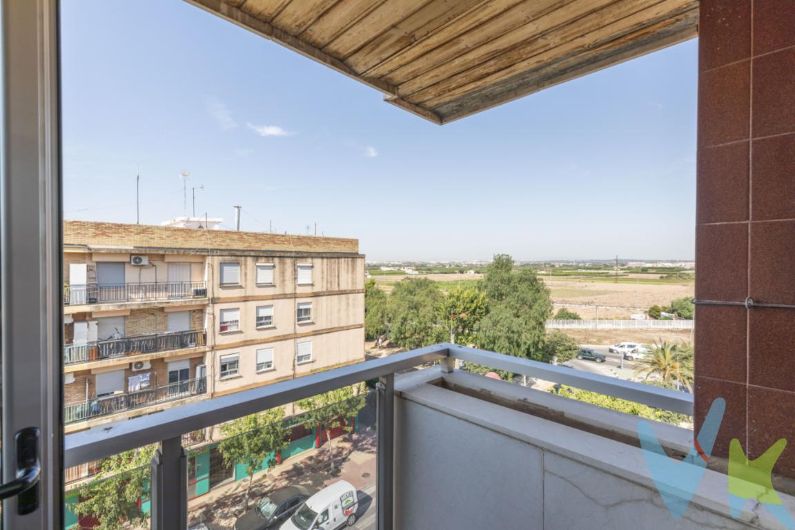  Presentamos una excepcional oportunidad para adquirir un magnífico piso ubicado en la encantadora localidad de Meliana. Se trata de una luminosa propiedad en la planta cuarta de un edificio que data del año 1976, la cual ofrece un espacioso entorno ideal para la vida familiar. Con una superficie total de 117 metros cuadrados construidos y 107 metros útiles, esta vivienda combina amplitud con funcionalidad, garantizando un confort óptimo para sus futuros propietarios.A su disposición, el piso cuenta con tres amplias habitaciones, cada una concebida para ofrecer un espacio acogedor y versátil.  Cuenta además con un baño completo, un aseo de cortesía , un amplio y luminoso salón comedor para acoger a toda la familia.El inmueble dispone de un generoso balcón, perfecto para disfrutar de una agradable vista al entorno urbano que caracteriza esta tranquila zona de Meliana. Este espacio exterior se convierte en el lugar idóneo para disfrutar de momentos de relax y desconexión sin necesidad de salir de casa. Además, el sistema de ascensor en el edificio asegura un acceso rápido y fácil a la vivienda, favoreciendo su accesibilidad para personas de todas las edades.Una de las grandes ventajas de este piso es su ubicación estratégica, muy cercana a servicios de transporte público que facilitan el desplazamiento hacia diversas áreas de la ciudad. Con estaciones de metro y paradas de autobús en las inmediaciones, sus futuros propietarios disfrutarán de una conexión rápida y eficiente con el resto de la ciudad, lo que convierte a este inmueble en una opción excelente para quienes valoran la movilidad y el acceso inmediato a servicios y comodidades.A pesar de ser un edificio construido hace varias décadas, las condiciones estructurales y estéticas del inmueble reflejan un buen estado de conservación, además de la reforma bastante reciente de la cocina que permite entrar a vivir desde el primer día.Invitamos cordialmente a quienes estén interesados en descubrir personalmente todas las posibilidades que ofrece esta maravillosa propiedad. Una visita le permitirá apreciar por sí mismo el esplendor y las características únicas que hacen de este piso una verdadera joya en el mercado inmobiliario de Meliana. Póngase en contacto para agendar una visita y déjese enamorar por la calidez y conveniencia de este hogar.Se muestra a título informativo y no contractual. El precio no incluye lo siguiente: Honorarios de la agencia inmobiliaria, impuestos (IVA, ITP) y otros gastos de la Compraventa (notaria, gestoría y registro) 