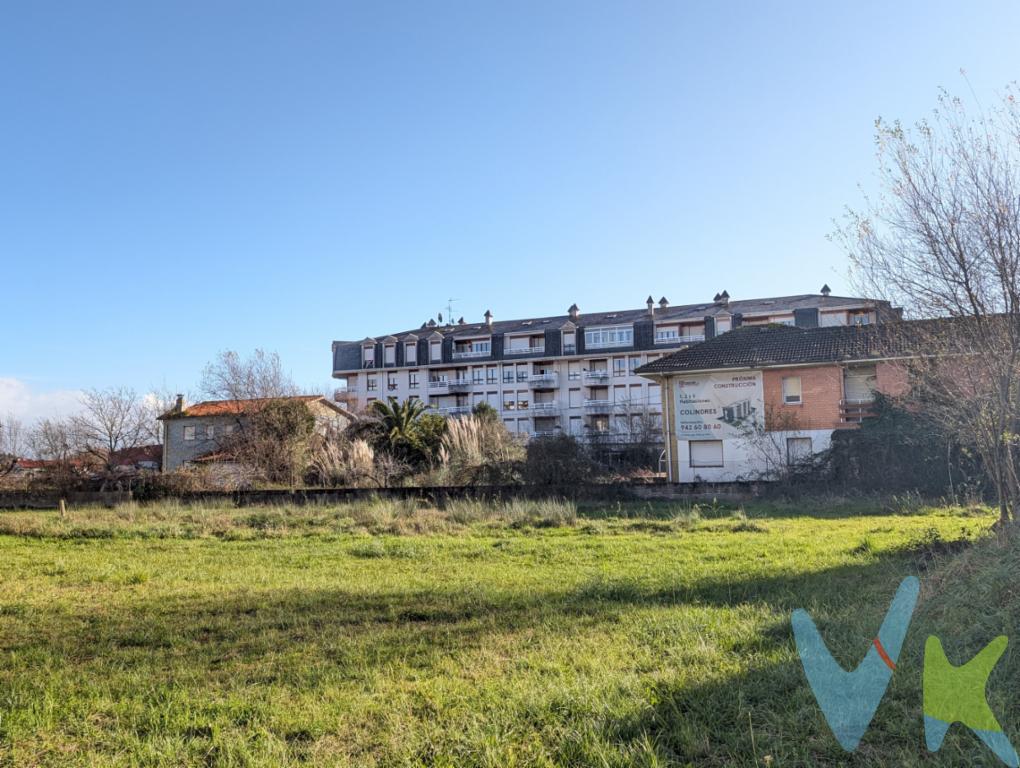 Finca urbana en Colindres / Obra nuevaFinca en venta situada en Colindres, dentro del casco urbano, en la calle Menéndez Pelayo. La parcela cuenta con una superficie gráfica total de 3.463 m².Según el PGOU vigente de Colindres (año 1964), el terreno está calificado como suelo para bloques, con una edificabilidad de 4 m³/m².Existe un proyecto para la ejecución de un bloque residencial compuesto por planta baja + tres plantas + bajo cubierta, con viviendas de 1, 2 y 3 dormitorios.Oportunidad interesante para promotores y constructores, tanto por ubicación como por volumen edificable. Posibilidad de adquirir el proyecto.Actualmente existen en la parcela tres viviendas unifamiliares.Impuestos, gastos notariales y registrales NO INCLUIDOS