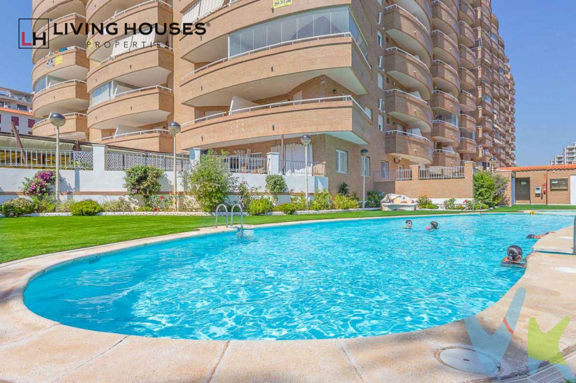  Venta de impecable piso en Marina d\'Or, Oropesa del Mar. Esta maravillosa propiedad, situada en la sexta planta de un edificio construido en 2003, ofrece una oportunidad única para aquellos que buscan un hogar excepcional en una ubicación privilegiada.Con un total de 65,29 metros construidos y 60 metros útiles, este piso destaca por su distribución práctica y acogedora. Desde la sala de estar, se accede a una amplia terraza que ofrece vistas impresionantes al mar, permitiendo disfrutar de momentos inolvidables con familiares y amigos mientras se contempla el horizonte.La propiedad cuenta con tres habitaciones bien iluminadas, ideales para acomodar a toda la familia o para destinarlas a otros usos, como oficinas o estudios personales. El inmueble se presenta completamente amueblado y equipado con electrodomésticos de alta calidad, facilitando el proceso de mudanza sin preocupaciones adicionales.En cuanto a los servicios del edificio, el ascensor permite un acceso cómodo a la vivienda y la presencia de un garaje proporciona el espacio necesario para estacionar su vehículo de manera segura. Además, los residentes pueden disfrutar de una magnífica piscina comunitaria, perfecta para relajarse durante los cálidos días del verano y mantener un estilo de vida saludable.Uno de los puntos fuertes de esta propiedad es su ubicación en la reconocida zona turística de Marina d\'Or. La proximidad al mar y las vistas privilegiadas convierten a este piso en un lugar ideal para desconectar del estrés diario y disfrutar de todo lo que ofrece la costa mediterránea. La zona cuenta con una amplia variedad de servicios y actividades de ocio para todas las edades. Desde balnearios y parques de atracciones hasta restaurantes y tiendas exclusivas, la oferta es inmejorable.Invitamos a los interesados a visitar este espléndido piso y dejarse cautivar por su encanto y comodidades. Tanto si busca una residencia permanente como una segunda vivienda, esta propiedad tiene todo lo necesario para satisfacer sus deseos.El ambiente acogedor de la comunidad y la cercanía al mar crean una experiencia de vida incomparable. No pierda la oportunidad de adquirir un piso en una ubicación tan destacada. Los intereses por propiedades en esta área son múltiples, así que recomendamos una visita pronto para asegurar su compra.Ofrecemos flexibilidad para visitas y estaremos encantados de mostrarle todos los detalles y ventajas que hacen de este piso una opción excepcional. Para más información o para concertar una visita, no dude en ponerse en contacto con nosotros. Esta propiedad es una oportunidad que no se presenta todos los días en el mercado, así que actúe rápido para no dejarla pasar.Prepárese para disfrutar de una calidad de vida extraordinaria en su nuevo hogar en Marina d\'Or. Déjese seducir por este magnífico piso y descubra por qué tantos eligen vivir en Oropesa del Mar. Su nuevo capítulo comienza aquí. ¡Esperamos su visita! 