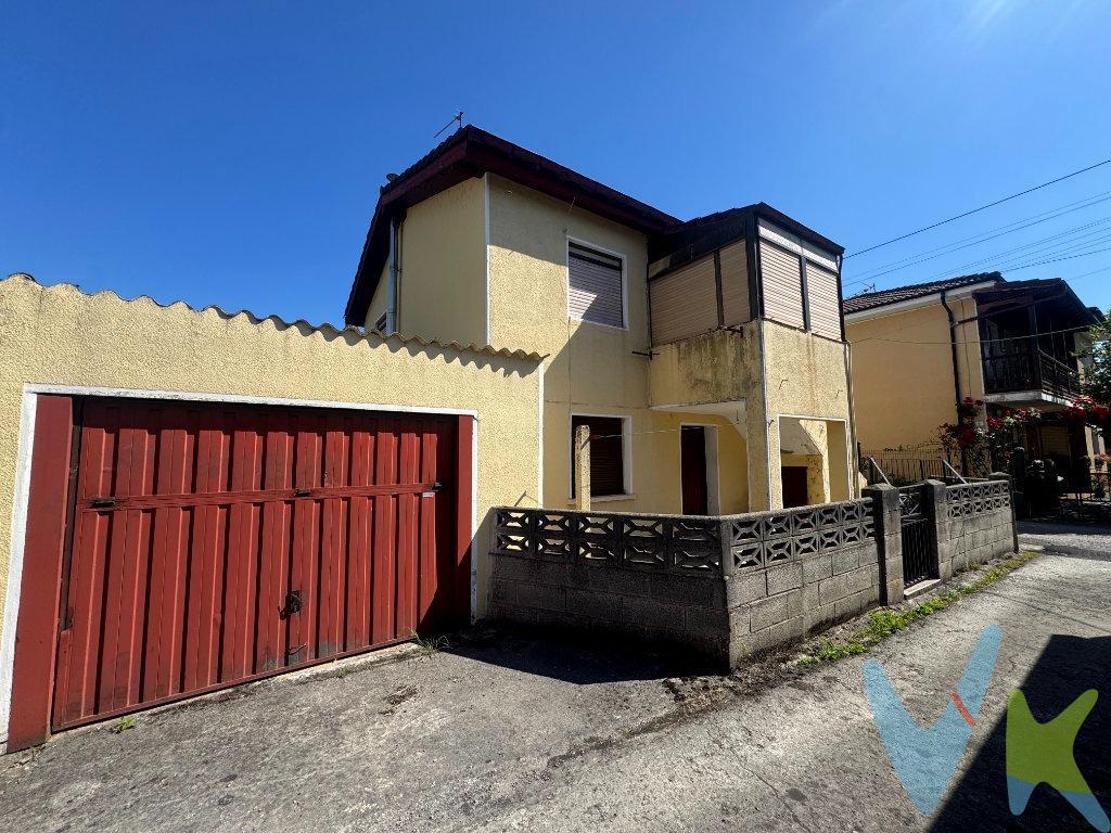 Casa con jardín en Los Corrales de Buelna.  Descubra esta encantadora casa independiente de dos plantas en la apacible zona de Mies del Agua, un entorno residencial que ofrece la tranquilidad que busca sin renunciar a la comodidad. Esta vivienda ha sido parcialmente reformada hace pocos años, incluyendo la instalación de ventanas nuevas que garantizan un óptimo aislamiento. Disfrute de la calidez en invierno gracias a su calefacción y de la privacidad de su jardín privado, ideal para momentos de relax al aire libre. Además, cuenta con un garaje con capacidad para dos coches, una comodidad inigualable en la zona. Actualmente la casa está distribuida en dos apartamentos independientes ubicados cada uno en una planta. Cada uno de los apartamentos consta de cocina, sala de estar, cuarto de baño y dos dormitorios. Correspondiéndole una cochera a cada uno. La ubicación es sencillamente inmejorable: en un entorno residencial consolidado con excelentes servicios, estará a un paso de todo lo que necesita. A pocos minutos del centro de Los Corrales de Buelna, disfrutará de la cercanía a la estación de tren, los emblemáticos Jardines de La Rasilla, el centro de salud, el colegio, la farmacia y el Ayuntamiento. Su excelente comunicación por autopista y su proximidad a la estación de tren la convierten en una opción perfecta para quienes buscan una vida cómoda y bien conectada. Todo ello, unido a su atractivo precio, hacen de esta propiedad un activo muy a tener en cuenta, tanto como inversión, sin duda el hecho de poder disponer de dos apartamentos de alquiler por el precio de una sola propiedad, en una zona tan cotizada, duplican su rentabilidad. Como por su potencial como vivienda unifamiliar con jardín en una de las zonas más demandadas de Los Corrales de Buelna. Desde el punto urbanístico, la finca está calificada como suelo urbano residencial unifamiliar grado dos. El edificio se encuentra en situación de fuera de ordenación. Gastos de la transacción:. El precio de la vivienda no incluye impuestos ni gastos legales. Por lo que serán de cuenta del adquirente el pago del impuesto de transmisiones patrimoniales, cuyo tipo impositivo es del 9%. Como el coste de la escritura y de su inscripción en el Registro de la Propiedad. 