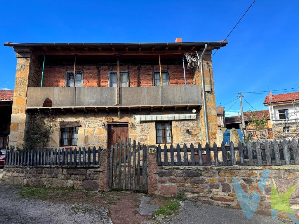 Casona montañesa de piedra en Bostronizo. Descubre un refugio único en plena naturaleza, donde el tiempo se detiene y la calma lo envuelve todo. En el alto de Bostronizo, rodeada de montañas y paisajes verdes que invitan a respirar profundo, se encuentra esta vivienda con alma rural, ubicada en un enclave privilegiado a tan solo unos minutos de Arenas de Iguña y Los Corrales de Buelna. Un lugar perfecto para desconectar del ritmo de la vida moderna y reconectar con la tranquilidad, el silencio y la belleza natural de Cantabria. La propiedad combina a la perfección tradición, confort y grandes posibilidades de futuro. Cuenta con una parte recién reformada y lista para entrar a vivir, cuidada al detalle, y otra parte de la vivienda distribuida en dos plantas diáfanas, con el tejado completamente nuevo, ofreciendo un lienzo en blanco ideal para desarrollar cualquier proyecto: ampliación de vivienda, segunda residencia, alojamiento rural o el hogar de tus sueños hecho a medida. En la planta baja, encontramos un apartamento totalmente nuevo, acogedor y funcional:. Salón con chimenea, corazón de la casa, perfecto para disfrutar de las tardes de invierno. Amplio dormitorio, luminoso y confortable. Baño completo de grandes dimensiones, con bañera vista y ducha independiente, pensado para el descanso y el bienestar. Cocina con cocina económica, que aporta ese encanto tradicional tan valorado en las casas rurales. En el exterior, la vivienda sigue enamorando:. Porche delantero con un pequeño jardín, ideal para desayunos al aire libre o momentos de relax. Terreno en la parte trasera, con múltiples posibilidades: huerto, zona de ocio o ampliación. Destacan especialmente sus fachadas de piedra y las vigas de madera vistas, elementos que aportan carácter, calidez y autenticidad, creando una atmósfera acogedora y rural que conquista desde el primer momento. Una propiedad con encanto, versatilidad y ubicación privilegiada, perfecta tanto como vivienda habitual, segunda residencia o inversión con gran potencial. Si sueñas con vivir en paz, rodeado de naturaleza y con infinitas posibilidades, esta casa en Bostronizo es, sin duda, una oportunidad que merece ser descubierta. Gastos de la transacción:. El adquiriente deberá hacerse cargo de la escritura de compraventa y su inscripción en el Registro de la Propiedad. 