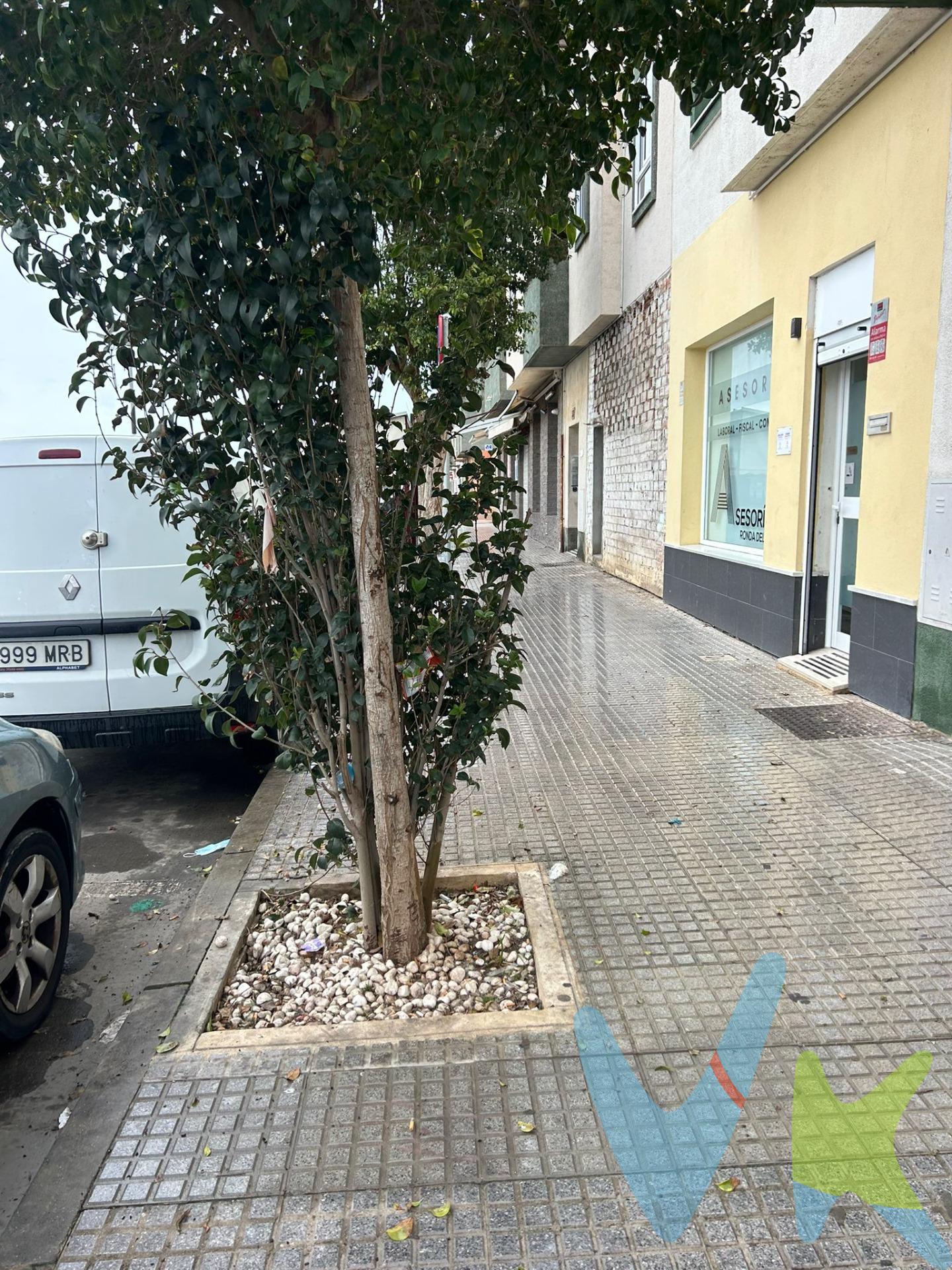 Presentamos una excelente oportunidad de inversión en el corazón de Roda del Estero. Este local comercial cuenta con un área construida de 60 metros cuadrados y ofrece 51 metros útiles, lo que proporciona un amplio espacio para desarrollar diversas actividades comerciales. Además, dispone de acceso a un patio exclusivo de 23 metros cuadrados, ideal para ampliar su oferta o utilizar como zona recreativa. La ubicación estratégica garantiza visibilidad y fácil acceso tanto para clientes como proveedores. Aproveche esta propuesta única que combina funcionalidad y comodidad en uno solo.