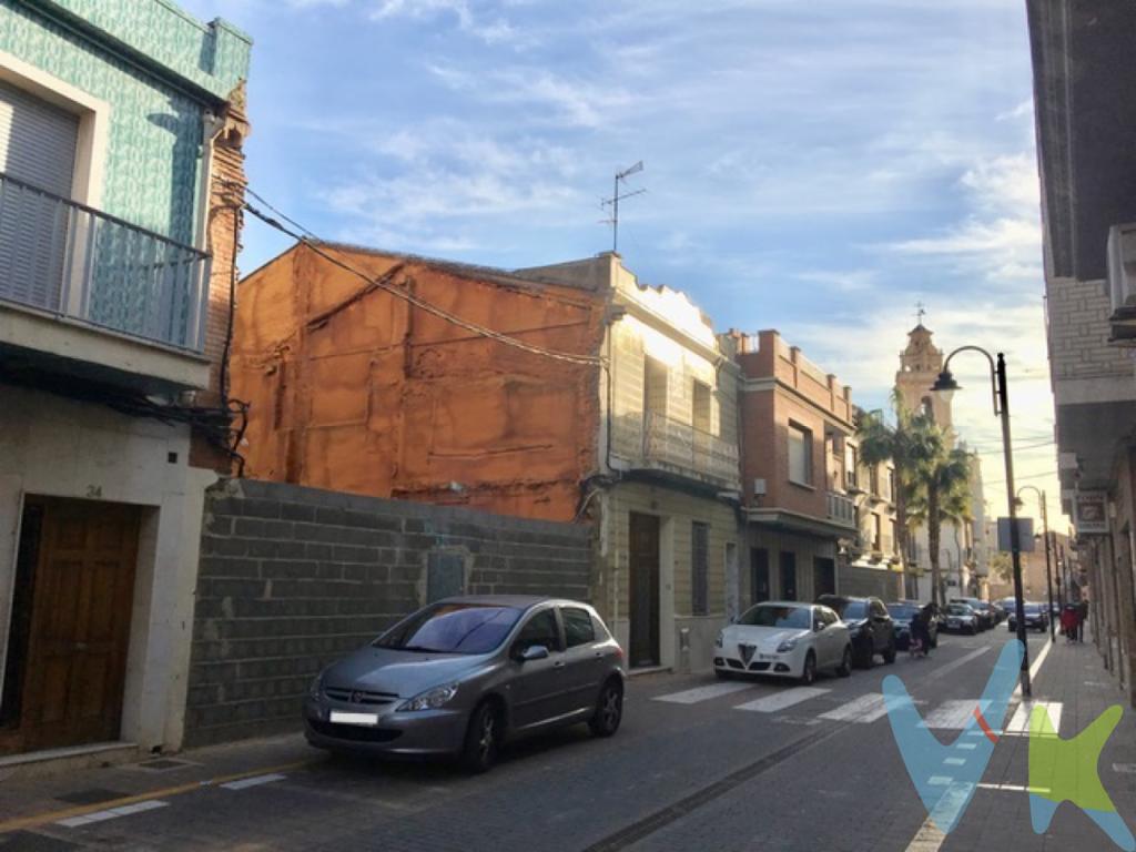 Solar en Museros zona Centro, 219 m. de superficie parcela, con una fachada de 8,60m y una profundidad de 31m. Orientación Sur...Extras: centrico, colegios, metro, zona de paso.
