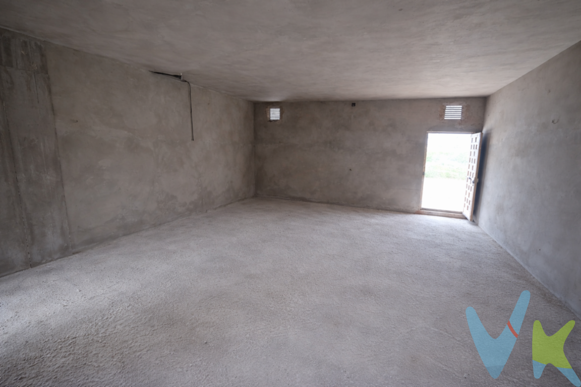 ¿Buscas un espacio donde desarrollar tu proyecto o tener tu propio lugar de trabajo? Este local de 44 m² construidos en Colindres es una opción asequible y versátil, ideal como despacho, almacén, taller, estudio profesional o para atender a clientes con cita previa.Cuenta con un aseo, una distribución diáfana y una amplia fachada, lo que facilita su adaptación a diferentes usos. Aunque no se encuentra en una zona de alto tránsito comercial, su precio y características lo hacen una buena oportunidad para diferentes actividades: despacho profesional, consulta, estudio creativo, almacén o cualquier pequeño negocio.Superficie: 44 m² construidos Fachada amplia: buena entrada de luz y opción de rotulación Aseo incluidoUbicación tranquila y con fácil acceso 