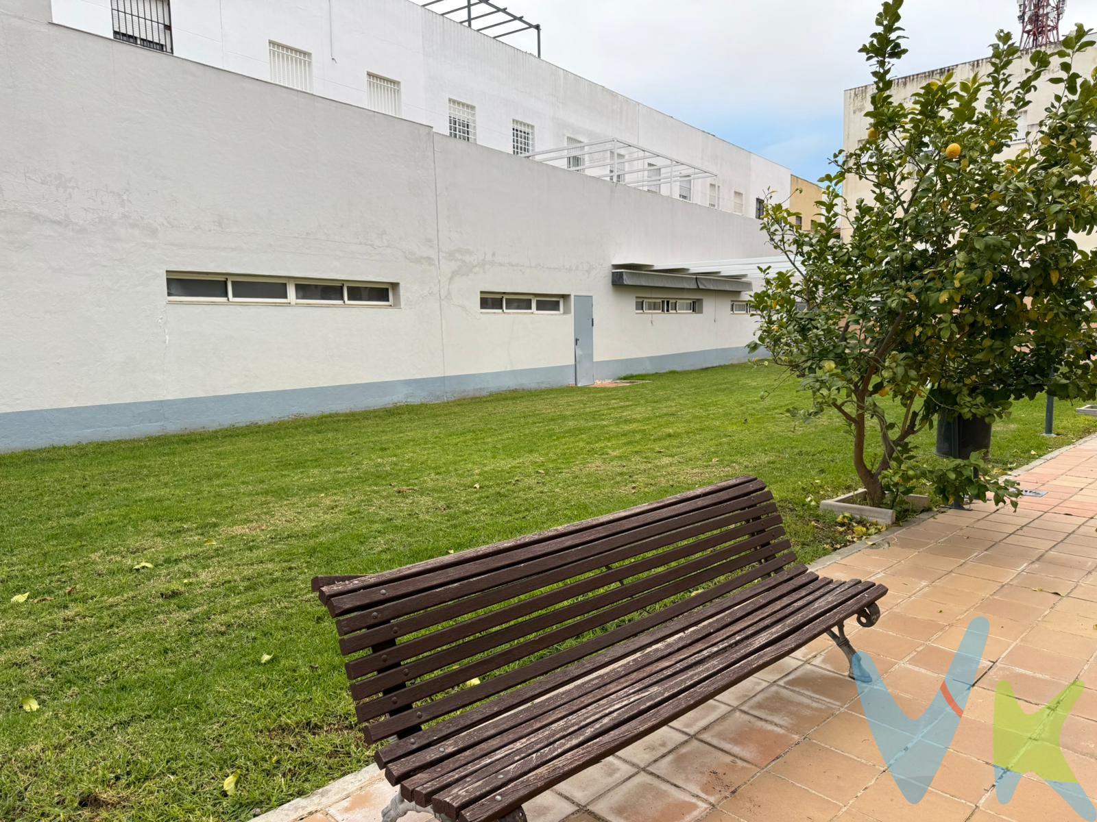 PRECIO DE VENTA: (240.000  + gastos) €. Casa adosada con patio, garaje, trastero y piscina comunitaria en Jardines del Agua. Se vende estupenda casa adosada en zona residencial tranquila, familiar y muy bien comunicada, dentro de la urbanización Jardines del Agua. La vivienda se distribuye en varias plantas y ofrece amplios espacios interiores y exteriores:. 	•	Planta baja: hall de entrada, dormitorio, baño con ducha, salón luminoso con salida al patio, cocina independiente y gran patio con barbacoa, zona ajardinada y toldo. 	•	Primera planta: cuatro dormitorios, dos baños completos y terraza privada con vistas al patio. 	•	Azotea: azotea transitable con trastero tipo soberado. 	•	Planta sótano: amplio trastero con dos estancias adicionales y acceso directo a la plaza de garaje comunitaria. La urbanización cuenta con piscina comunitaria, ideal para familias. Ubicada cerca de colegios, supermercados, zonas verdes, centros deportivos y transporte público, con fácil salida hacia Sevilla y municipios cercanos. Una vivienda muy completa, cómoda y funcional, en una de las zonas más demandadas. En cumplimiento de las obligaciones de información previstas en la Ley 10/2025, de 28 de diciembre, de servicios de atención a la clientela y transparencia, así como en la normativa sectorial vigente, se hace constar que el precio indicado no incluye los gastos e impuestos inherentes a la adquisición, los cuales se desglosan a continuación:. * Impuesto sobre Transmisiones Patrimoniales (ITP): se aplicará el tipo impositivo vigente en la Comunidad Autónoma de Andalucía (generalmente el 7% (16.800), sin perjuicio de tipos reducidos del 3,5%, 1,2% o 1% aplicables según las circunstancias personales del comprador o las características del inmueble). El impuesto se devenga sobre el Valor de Referencia de Catastro o el precio de venta, aquel que resulte superior. * Gastos de Notaría: Los honorarios notariales se calcularán conforme al arancel oficial regulado en el Anexo I, del Real Decreto 1426/1989, de 17 de noviembre, por el que se aprueba el arancel Notarial. * Gastos de Registro: La inscripción en el Registro de la Propiedad se facturará según el arancel oficial establecido en el ANEXO I, del Real Decreto 1427/1989, de 17 de noviembre, por el que se aprueba el arancel Notarial. * Gastos de Gestión (Gestoría): Los honorarios por la tramitación administrativa, liquidación de impuestos e inscripción registral ascienden a [545,00€] aproximadamente (IVA incluido). * Honorarios Agencia del Vendedor: incluidos en el PVP. * Honorarios Agencia del comprador: Se informa que existen honorarios profesionales a cargo del adquirente, en aquellos casos, en que se hubieran contratado servicios de encargo de compra. La agencia prestará los servicios de información, asesoramiento y acompañamiento previstos en el Encargo de Servicios y en el D.I.A. Si solicita servicios adicionales o personalizados, sus honorarios serán informados previamente, de forma individualizada y por escrito, conforme a la libertad de pactos y a la normativa vigente. NO VINCULADOS AL PRECIO DE COMPRA. Para una información exhaustiva sobre el funcionamiento, tipos impositivos y bonificaciones del ITP en Andalucía, puede consultar el portal oficial de la Agencia Tributaria de la Junta de Andalucía en el siguiente enlace:. https://www.juntadeandalucia.es/organismos/economiahaciendayfondoseuropeos/areas/tributos/juego/tributos/paginas/impuestos-cedidos-transmisiones.html. Documento D.I.A. a disposición del consumidor según Decreto 218/2005 Junta de Andalucía.