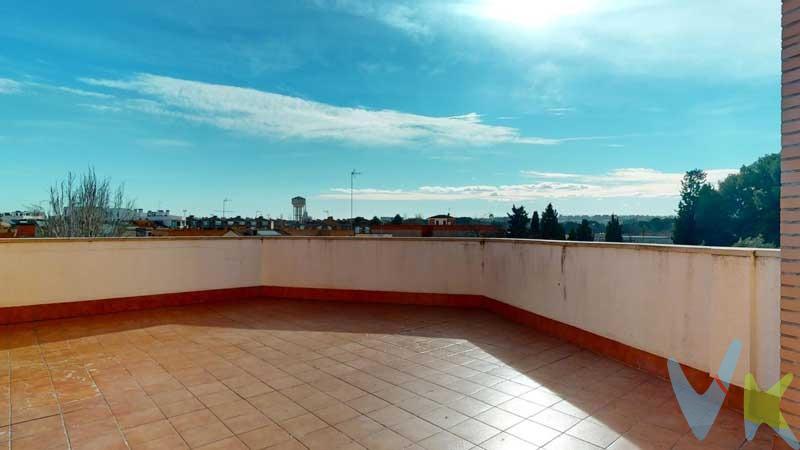 <b>c/Estrella Polar:</b> Piso de tres dormitorios y dos baños, todo exterior en edificio reciente, con primeras calidades, para entrar a vivir. Tercera planta de tres alturas con ascensor. Dispone de una terraza de 48 metros en planta superior de uso privado y con magníficas vistas. Salon de 23 metros. Suit de 20 metros con baño, dormitorio doble de 10 metros y un tercero individual de 8 metros. Segundo baño completo. Cocina equipada con muebles y electrodomésticos. Terraza 48 metros. Dispone de buena plaza de garaje y trastero en el mismo edificio. Posibilidad de una 2ª plaza de garaje. Calefacción individual de gas y refrigeración general en toda la vivienda con bomba de calor. Puertas de haya, parquet y ventanas metálicas con climalit.