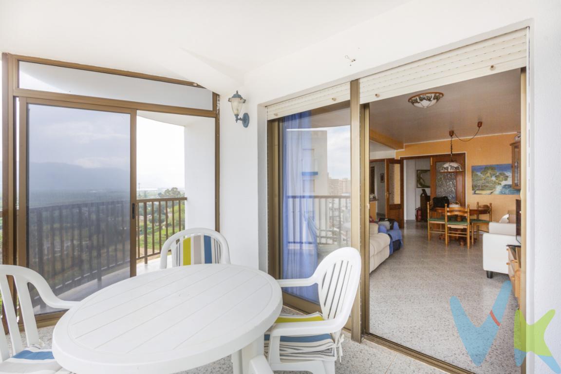  Se presenta una oportunidad única para adquirir este magnífico apartamento en venta, ubicado en la encantadora localidad de Tavernes de la Valldigna playa. Con unas vistas imponentes al mar Mediterráneo, esta vivienda está diseñada para aquellos que valoran tanto la comodidad como la belleza natural del entorno circundante. Situada en una octava planta, la propiedad se beneficia de un acceso rápido y cómodo gracias a los dos ascensores del edificio.La vivienda cuenta con un total de 87 metros construidos, de los cuales 85 son útiles, brindando un espacio generoso para vivir cómodamente. Compuesta por tres acogedoras habitaciones, esta propiedad es ideal para familias o profesionales que buscan un espacio funcional sin sacrificar la calidad. Cada habitación está meticulosamente decorada, proporcionando un ambiente cálido y acogedor.La cocina está equipada con todos los electrodomésticos necesarios para facilitar la vida diaria, lo que, combinado con el resto del mobiliario del piso, ofrece una mudanza cómoda e inmediata. No tendrá que preocuparse por adquirir mobiliario o aparatos, ya que todo está listo para su uso desde el primer día. La sala de estar se presenta como un espacio luminoso y expansivo gracias a grandes ventanales que permiten la entrada de luz natural y ofrecen vistas panorámicas que enamorarán a cualquier visitante.El confort no acaba en el interior del piso. Incluido en la venta del inmueble, se ofrece un práctico garaje donde estacionar su vehículo con seguridad y comodidad. A su vez, el trastero disponible es un lugar perfecto para almacenar objetos de uso poco frecuente, permitiendo así un aprovechamiento óptimo del espacio en el hogar.Vivir en este hermoso piso significa disfrutar de un estilo de vida privilegiado con la calma y la serenidad propias de una zona costera. Cada día podrá disfrutar de la frescura marina desde la comodidad de su casa, y admirar la belleza del paisaje de la región valenciana. La comunidad vecinal es otra de las características destacadas. Se trata de un vecindario tranquilo y respetuoso, ideal para aquellos que buscan paz y armonía en su entorno diario. Al estar situado tan alto, el piso ofrece no solo privacidad, sino también una reducción significativa del ruido ambiental, lo que resulta en un ambiente relajante y confortable.La opción de mudarse a un inmueble tan completo y bien equipado es verdaderamente excepcional. Este piso representa, sin lugar a dudas, una inversión segura para el futuro, tanto en términos de bienestar personal como de potenciales revalorizaciones del mercado. La combinación de su ubicación estratégica, sus completas instalaciones y su atractivo precio hacen de este piso una oportunidad que no se puede dejar pasar. No pierda más tiempo, visite este magnífico hogar y descubra por sí mismo todo lo que tiene para ofrecer. Estamos seguros de que superará todas sus expectativas. Déjese seducir por el encanto de este inmueble y conviértalo en su nuevo hogar.__________________  Nuestro servicio con cada uno de nuestros clientes es en exclusividad, por lo que nosotros le garantizamos un servicio de calidad y sencillo sin interferencias de terceros, nuestra inmobiliaria trabaja con exclusividad compartida, por lo que estaremos encantados de colaborar con cualquier agencia o particular que esté interesado en el inmueble. Por ese motivo, se ruega no molestar al propietario o inquilinos de la propiedad. Si usted es un posible cliente o agente inmobiliario, interesado en esta propiedad, no dude en llamarnos a nosotros, estaremos encantados de colaborar. El precio indicado no incluye los honorarios de intermediación inmobiliaria, que deberán ser abonados por el comprador de forma independiente.