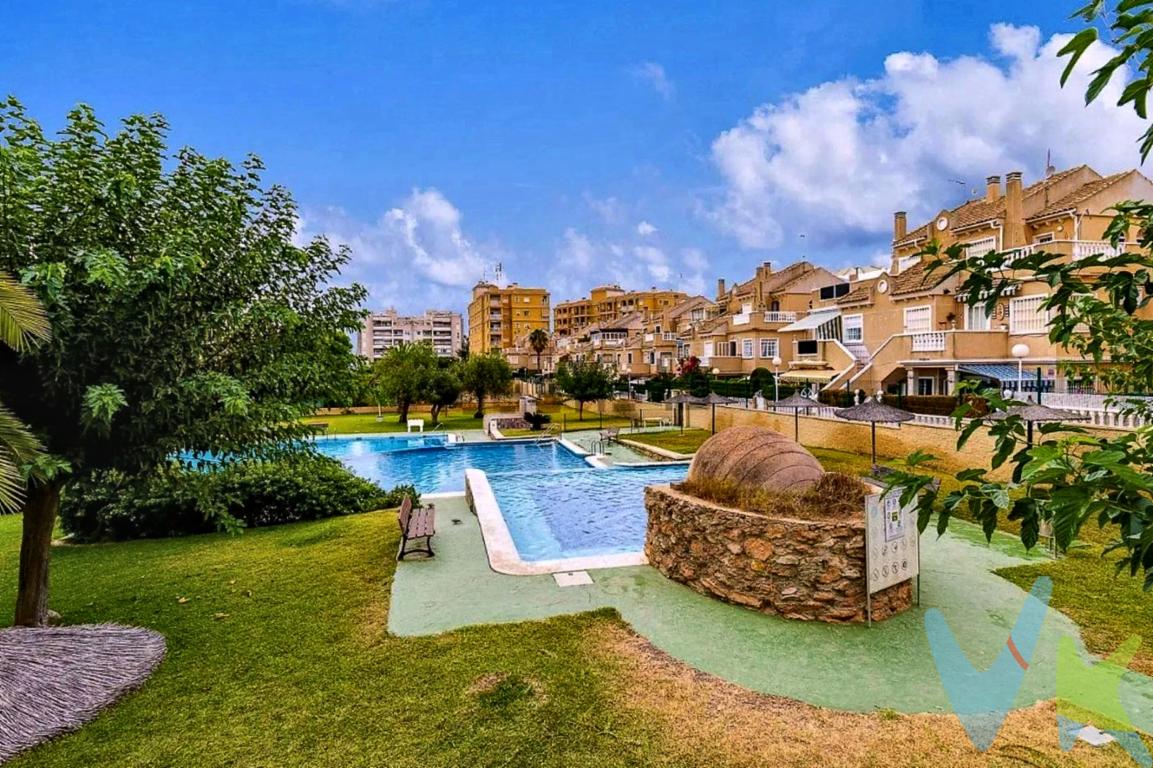 Piso en Torrevieja, exterior situado en la primera planta de un cuidado complejo residencial en la Calle Perseo, ubicado en la demandada zona de Torreblanca (Torrevieja, Alicante). Una vivienda idónea tanto para residencia habitual, vacaciones cerca del mar o inversión de alta rentabilidad.Características PrincipalesSuperficie útil: 43 m² funcionalmente distribuidos en dos habitaciones y muy bien aprovechados.Terraza privada: Espacio exterior propio para relajarse, cenar al aire libre y disfrutar del clima soleado de la Costa Blanca durante todo el año.Plaza de garaje opcional: + 20.000 Posibilidad de adquirir plaza de aparcamiento en la misma zona residencial (Ref. Catastral: 5392104YH0059S0122AW). Referencia Catastral (Vivienda): 5488901YH0058N0077JF.La Urbanización La vivienda forma parte del residencial Pueblo Marino en Torreblanca. Un conjunto residencial cerrado, tranquilo y muy bien mantenido que destaca por sus completas instalaciones comunes:Grandes piscinas comunitarias para adultos y niños.Amplias zonas ajardinadas y paseos interiores bien arbolados.Entorno seguro y de ambiente familiar, perfecto para el descanso.La Zona: Torreblanca Ubicado en una de las áreas residenciales más consolidadas del norte de Torrevieja:Proximidad a la playa: A pocos minutos de la reconocida Platja de la Mata Servicios a pie: Rodeado de supermercados, restaurantes, farmacias, parques y paradas de autobús urbano.Excelentes comunicaciones: Rápida salida hacia la carretera N-332, conectando fácilmente con el centro urbano de Torrevieja, Guardamar del Segura y el Aeropuerto de Alicante-Elche.El precio de venta no incluye los gastos e impuestos derivados de la operación. Corresponden al comprador el pago del Impuesto sobre Transmisiones Patrimoniales (ITP), calculado sobre el valor más alto entre el precio de venta y el valor de referencia catastral, así como los honorarios de notaría y registro según aranceles oficiales, teniendo el comprador libertad para elegir notario. Asimismo, el comprador asumirá los gastos de tasación y costes bancarios si precisa hipoteca. Por su parte, el vendedor asumirá el pago de la plusvalía municipal y los honorarios de intermediación. Este anuncio es meramente informativo y los interesados tienen derecho a solicitar la documentación adicional del inmueble conforme a la normativa vigente. 