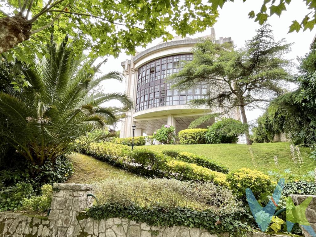 Vivienda de lujo en Santander.336,45 m2 de elegancia y confort en cada rincón.Inmozenter presenta un lujoso dúplex en Santander, una verdadera joya arquitectónica situada en un elegante y emblemático edificio dentro de una selecta urbanización privada.Esta propiedad, distribuida en dos plantas, cuenta con puerta de acceso blindada ofreciendo una perfecta combinación de diseño, funcionalidad, seguridad y ubicación privilegiada, convirtiéndose en el hogar ideal para quienes buscan lo mejor.*Diseño y amplias estancias en planta baja de 122,89m2*Al entrar en este magnífico dúplex, nos recibe un amplio hall, 11,98m2, que establece la elegancia que predomina en toda la residencia.El salón, 55 m², está ingeniosamente diseñado para ofrecer tres ambientes distintos: el amplio comedor, una acogedora y central zona de estar y un rincón de lectura. Grandes ventanales inundan el espacio con luz natural y proporcionan vistas al mar y a la península de la Magdalena, creando un ambiente luminoso y relajante.La cocina independiente, 18,52m2, equipada con un office y despensa, además de un tendedero de 3,15m2, conforman un paraíso para los amantes de la cocina, combinando estilo y funcionalidad en un espacio donde cada detalle ha sido cuidadosamente considerado.Además, en esta planta encontramos un despacho versátil de 9,55m2, que puede transformarse en una habitación adicional según las necesidades del propietario, y un aseo de cortesía, 2,46m2, que completa la zona de día.**Calidez y Distinción en la Planta Superior de 139,52m2**Subiendo por la elegante y amplia escalera de madera, acedemos a la planta superior, donde la altura de 3,30 m es protagonista, y techos forrados de madera aportan una sensación de calidez y majestuosidad. Esta planta está dedicada al descanso y la privacidad, albergando cinco estancias diseñadas para el máximo confort. Contando con un pasillo de 13,74m2.La habitación principal de 27,56m2, concebida como una suite, cuenta con una zona de vestidor, armario empotrado y un baño completo exterior de 7,89m2 la convierten en un verdadero refugio personal.Tres amplias habitaciones de 17,77 m2, 15,91m2 y 14,77m2, perfectamente equipadas con armarios empotrados y zonas de estudio, disfrutan de grandes ventanales que enmarcan vistas al histórico Palacio de la Magdalena y al mar, proporcionando un entorno inspirador y sereno.Esta planta también incluye dos baños completos exteriores adicionales de 6,14m2 y 7,52m2, asegurando el confort de toda la familia.Una espaciosa habitación de juegos, 25,44m2, ofrece versatilidad y comodidad, adaptándose a las diversas necesidades de los residentes.**Comodidad y Funcionalidad con Garaje y Trastero**La vivienda dispone de acceso directo al garaje mediante ascensor, facilitando la logística diaria. El garaje con puerta mecanizada ofrece un espacio de 55,77m2 para albergar varios vehículos y un trastero de aproximadamente 18,27m², con ventilación asistida que mantiene el aire libre de humos. Este espacio cerrado no solo ofrece almacenamiento adicional sino también seguridad y comodidad para los vehículos.*Ubicacion privilegiada*Ubicado en una de las zonas más exclusivas de Santander.La vivienda se encuentra en el paseo Ramón y Cajal, calle selecta de la ciudad, próximo a lugares emblemáticos de Santander. Contemplar el litoral cantábrico por el paseo Reina Victoria, la península de la magdalena, el Club de tenis para finalizar en los jardines de Pereda y el centro Botín es una cómoda actividad a realizar.La proximidad a las playas del Sardinero añade un valor inestimable a la propiedad, convirtiéndola en un oasis de tranquilidad y lujo en la ciudad aportando un estilo de vida sofisticado.   