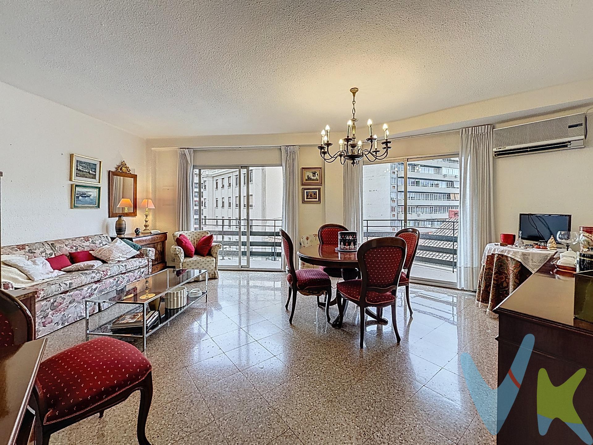 Ideal como vivienda familiar o inversión en pleno centro de Valencia. Ubicado en el barrio de Extramurs, una de las zonas más demandadas de Valencia, a escasos minutos caminando de la Estación del Norte y rodeado de todos los servicios: transporte público, comercios, colegios, supermercados y zonas de ocio. La vivienda cuenta con 108 m² construidos según Catastro y se sitúa en la sexta planta de un edificio construido en 1966, lo que le proporciona excelente luz natural y ventilación. La distribución es cómoda y funcional:. Recibidor. 3 habitaciones, dos de ellas dobles con ventana al balcón. 1 baño completo y 1 aseo. Amplio balcón perimetral que rodea la vivienda, ideal para disfrutar del exterior. Cocina independiente equipada con electrodomésticos, con alacena para almacenamiento extra. Salón espacioso y luminoso con salida al balcón. La vivienda se encuentra en buen estado y preparada para entrar a vivir, aunque también ofrece muchas posibilidades de actualización o redistribución para adaptarla a tu gusto. Una excelente oportunidad tanto para vivienda habitual en el centro de Valencia como para inversión, gracias a su ubicación y tamaño. Viviendas de estas características en Extramurs salen muy pocas veces al mercado. Si buscas amplitud y ubicación céntrica en Valencia, te recomendamos visitarlo cuanto antes. VENTA:. PVP 430.000€.  . Gastos e impuestos no incluidos en el precio. La compra conlleva impuestos y gastos de formalización para el comprador. A título orientativo se informa que en segundas transmisiones el ITP con carácter general en  Valencia es del 10%, pudiendo existir otros tipos impositivos atendiendo a las circunstancias  personales del comprador u otras circunstancias previstas legalmente. Base imponible del impuesto el mayor valor entre el precio de compraventa, la tasación o el valor de referencia catastral. En cuanto a los gastos de notaría y registro, en su caso,  suelen oscilar aprox; entre 1,5% y 2,5% (aranceles variables según precio, n.º de copias y complejidad). El comprador elige notario. Si el comprador precisase de hipoteca: tasación, condiciones y costes bancarios serán según entidad elegida por el comprador, así como los gastos de gestoría, y cualesquiera otros gastos inherentes a la formalización de la compraventa que legalmente correspondan a la parte compradora, salvo pacto expreso en contrario con el vendedor. El consumidor tiene, conforme a la normativa vigente, a su disposición información y documentación adicional relativa al inmueble y condiciones de la compraventa, que podrá ser consultada en C/Joaquín Costa 4, bajo 46005 Valencia o urbe2@remax.es. Honorarios de mediación inmobiliaria a cargo del  COMPRADOR: (3% del precio final de venta más IVA (21%), salvo otro pacto.); y de VENDEDOR (según acuerdo con el mismo). . Se informa al consumidor que la agencia actúa como intermediaria inmobiliaria en la operación, estando cualquier eventual compraventa y sus condiciones sujeta a la aceptación expresa del propietario-vendedor y a la posterior formalización del correspondiente contrato.