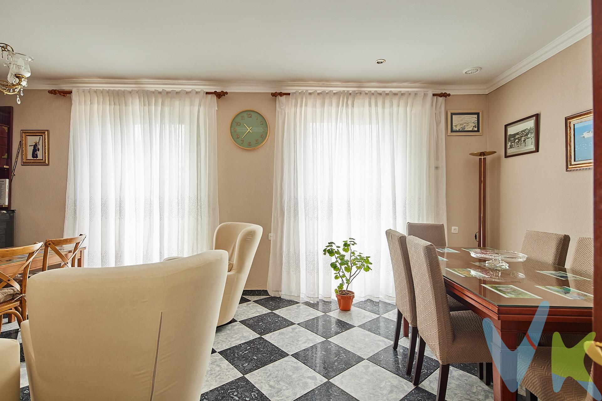 Ofrecemos en exclusiva esta magnífica vivienda, amplia y de gran luminosidad, situada en pleno centro de Cádiz, a poca distancia del Gran Teatro Falla y la Facultad de Medicina. La vivienda dispone de un baño completo y un aseo adicional, proporcionando comodidad para familias, profesionales o estudiantes. Las estancias son amplias y muy bien distribuidas, con grandes ventanales que inundan el piso de luz natural durante todo el día, generando un ambiente cálido y confortable. Su enclave privilegiado, próximo a los centros de estudios de la capital, zonas comerciales, rodeada de servicios y con excelentes comunicaciones, convierten esta vivienda en una opción ideal, tanto como residencia habitual, como para aquellos que buscan una inversión segura y rentable, con alta demanda de alquiler y revalorización continua. Una oportunidad única de adquirir un inmueble versátil, listo para entrar a vivir o rentabilizar desde el primer día. * Si está interesado en este inmueble, pero antes de comprarlo quiere vender una propiedad, contacte con nosotros y le ayudaremos. Gastos de compraventa, impuestos y honorarios de la agencia no incluidos en el precio. Periodo de validez del anuncio hasta el 31/12/2025.