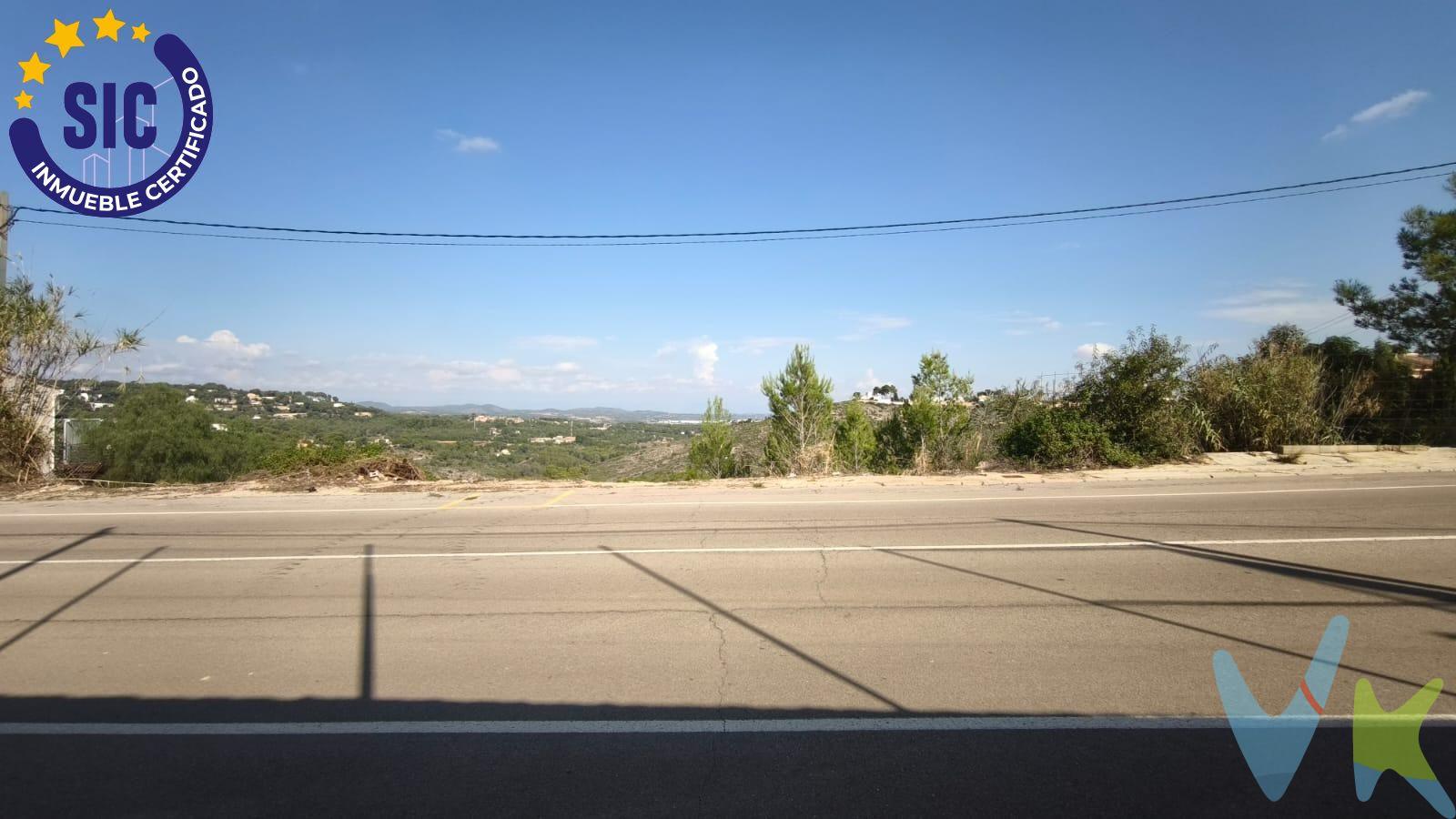 Parcela urbana de 1.181 m², ubicada en la urbanización Cumbres de Calicanto, en Torrent. Cuenta con 17,50m de fachada, 52,50m de profundidad y 27,75m de ancho en la parte posterior, ofreciendo múltiples posibilidades para la construcción de una vivienda unifamiliar. Dispone de proyecto y memoria técnica para chalet, con el proyecto reflejado en la nota simple, además de acometidas de agua y luz (pendientes de contratación). Una excelente oportunidad para construir en una urbanización consolidada, rodeada de naturaleza y con buenas comunicaciones. INFORMACIÓN LEGAL AL CONSUMIDOR:. El precio indicado no incluye impuestos ni gastos derivados de la compraventa. Gastos a cargo del comprador:. • Impuesto de Transmisiones Patrimoniales (ITP): En segundas transmisiones, el tipo general vigente en la Comunitat Valenciana es del 10% sobre la base imponible, que será el mayor valor entre el precio de compraventa, el valor declarado o el valor de referencia catastral, pudiendo aplicarse tipos reducidos según las circunstancias del comprador. • Honorarios de intermediación inmobiliaria: 4% del precio final de venta con un mínimo de 4000€+ IVA (21%), a cargo del comprador. No incluidos en el precio de venta. • Notaría y Registro de la Propiedad: Los aranceles son oficiales y variables en función del precio y características de la operación. A título orientativo, entre 600 € y 1.000 €. Los gastos se distribuirán conforme a la normativa vigente, salvo pacto en contrario. Las condiciones pueden variar en función de las circunstancias personales y del régimen fiscal aplicable. Otros gastos:. • Gastos de financiación: Tasación, comisiones y condiciones bancarias según la entidad elegida por el comprador. • Gestoría: Servicio opcional, con costes variables en función del proveedor. • Podrán existir otros gastos inherentes a la formalización de la compraventa que correspondan al comprador según normativa vigente. El vendedor asumirá los gastos que legalmente le correspondan, salvo pacto en contrario. El inmueble no se encuentra sujeto, a fecha de publicación, a limitaciones de precio derivadas de normativa de zonas de mercado residencial tensionado. Se facilitará al cliente información detallada y personalizada de todos los costes asociados a la operación, así como la documentación relativa al inmueble, disponible en la sede física de la agencia - Av. Blasco Ibáñez 5 Bajo, 46970, Alaquàs (Valencia) y/o en el medio electrónico habilitado – www.inmueblesvalencianos.net. La agencia actúa exclusivamente como intermediaria en la operación. Cualquier compraventa queda sujeta a la aceptación expresa del vendedor y a la formalización del correspondiente contrato. El presente anuncio tiene carácter meramente informativo y no contractual, pudiendo estar sujeto a errores, cambios o actualizaciones.  . La venta de esta vivienda se gestiona mediante contrato de EXCLUSIVA COMPARTIDA por lo que se trabaja con cerca de 400 Inmobiliarias. 