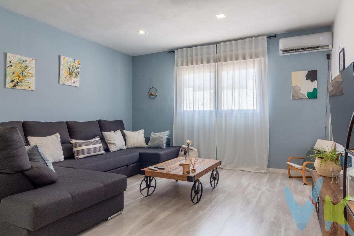 Espectacular piso luminoso con reforma moderna y acabados de alta calidadDescubre este elegante y acogedor piso, completamente reformado, que combina a la perfección el estilo contemporáneo con la calidez de un hogar pensado para disfrutar.La vivienda destaca por su amplitud, luminosidad natural y un gusto exquisito en cada detalle. Al entrar, nos recibe un salón-comedor amplio y diáfano, con luz natural l que inunda la estancia y ofrece una agradable sensación de confort. La integración con la cocina tipo americana, totalmente equipada y con un diseño moderno en tonos neutros, crea un espacio ideal tanto para el día a día como para recibir invitados.Dispone de habitaciones amplias, con buena entrada de luz natural y armarios empotrados que optimizan el espacio. El baño, completamente renovado, cuenta con un diseño actual, materiales de primera calidad y una gran ducha con mampara de cristal.Los suelos de madera clara, la iluminación cuidadosamente diseñada, y los acabados en tonos suaves aportan calidez y estilo a toda la vivienda. Características destacadas:Una vivienda lista para entrar a vivir, ideal tanto para residencia habitual como inversión, situada en una zona tranquila y bien comunicada.Edificio con ascensorVentanas con aislamiento térmico y acústicoAmplias habitaciones con luz naturalBaño moderno Suelo de tarima y acabados de diseñoSalón-comedor luminosoCocina equipada con electrodomésticos integradosReforma integral recienteUna vivienda lista para entrar a vivir, ideal tanto para residencia habitual como inversión, situada en una zona tranquila y bien comunicada.* En nuestra agencia contamos con el distintivo de Agentes de Intermediación Inmobiliaria de la Comunitat Valenciana (Número de registro RAICV 1394) y cumplimos con todos los requisitos que debe tener un profesional del sector inmobiliario.*Por mandato expreso del propietario, comercializamos este inmueble en exclusiva, lo que le garantiza el acceso a toda la información, a un servicio de calidad, un trato fácil, sencillo y sin interferencias de terceros. Si usted es agente inmobiliario y tiene un cliente para este inmueble, llámenos estaremos encantados de colaborar. *El precio indicado no incluye gastos ni otros conceptos. A tal efecto, se informa que al referido precio habrá que añadirle los gastos propios de la transmisión inmobiliaria, entre los que cabe enumerar los siguientes: honorarios notariales, impuesto al que se encuentre sujeta la transmisión (Impuesto sobre el Valor Añadido o Impuesto sobre Transmisiones Patrimoniales y Actos Jurídicos Documentados, según el caso), gastos de inscripción en el Registro de la Propiedad y honorarios de intermediación de la agencia inmobiliaria.  *¿Qué te ofrecemos en nuestra agencia?  - Agilizamos y hacemos más cómodo el proceso. - ¡Nos ocupamos de todo! Cero preocupaciones. - Recibe apoyo legal y fiscal durante todo el proceso. - Experto inmobiliario 100% a tu lado. - Asistencia post venta ¡Seguimos a tu lado! Si deseas saber más, no dudes en ponerte en contacto con nosotros. ¿HABLAMOS?