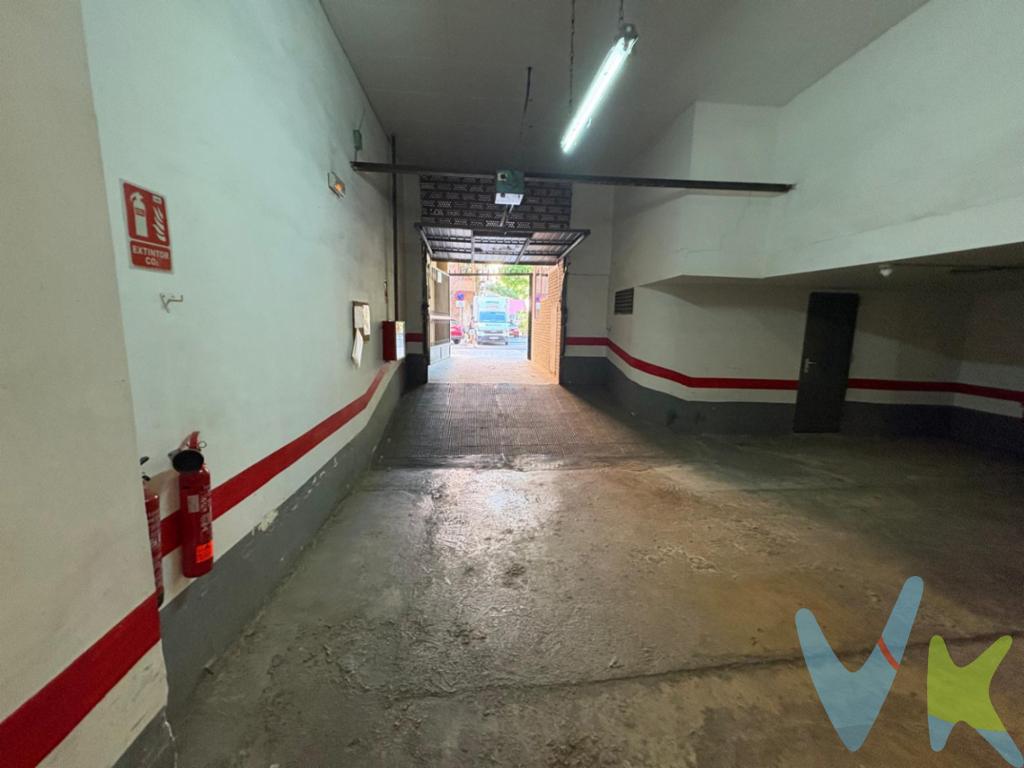RACASA TORRES DE QUART vende plaza de aparcamiento para coche pequeño con dos trasteros y altillo en la calle Poeta Artola, a metros de Blasco Ibáñez y de la universidad politécnica.  La plaza tiene fácil acceso y se encuentra en un parking a pie de calle.La altura máxima del aparcamiento es aproximadamente 2,2 metros, lindante tiene el acceso a dos trasteros y encima de la plaza tiene un gran altillo para almacenaje.Para ampliar información y solicitar visita no dudes en contactarnos al 607141035.Número de Registro de Agentes de Intermediación Inmobiliaria de la Comunidad Valenciana: RAICV-1405.  El precio no incluye lo siguiente: honorarios de la agencia inmobiliaria, impuestos (IVA, ITP) y otros gastos de la Compraventa (notaria, gestoría y registro).