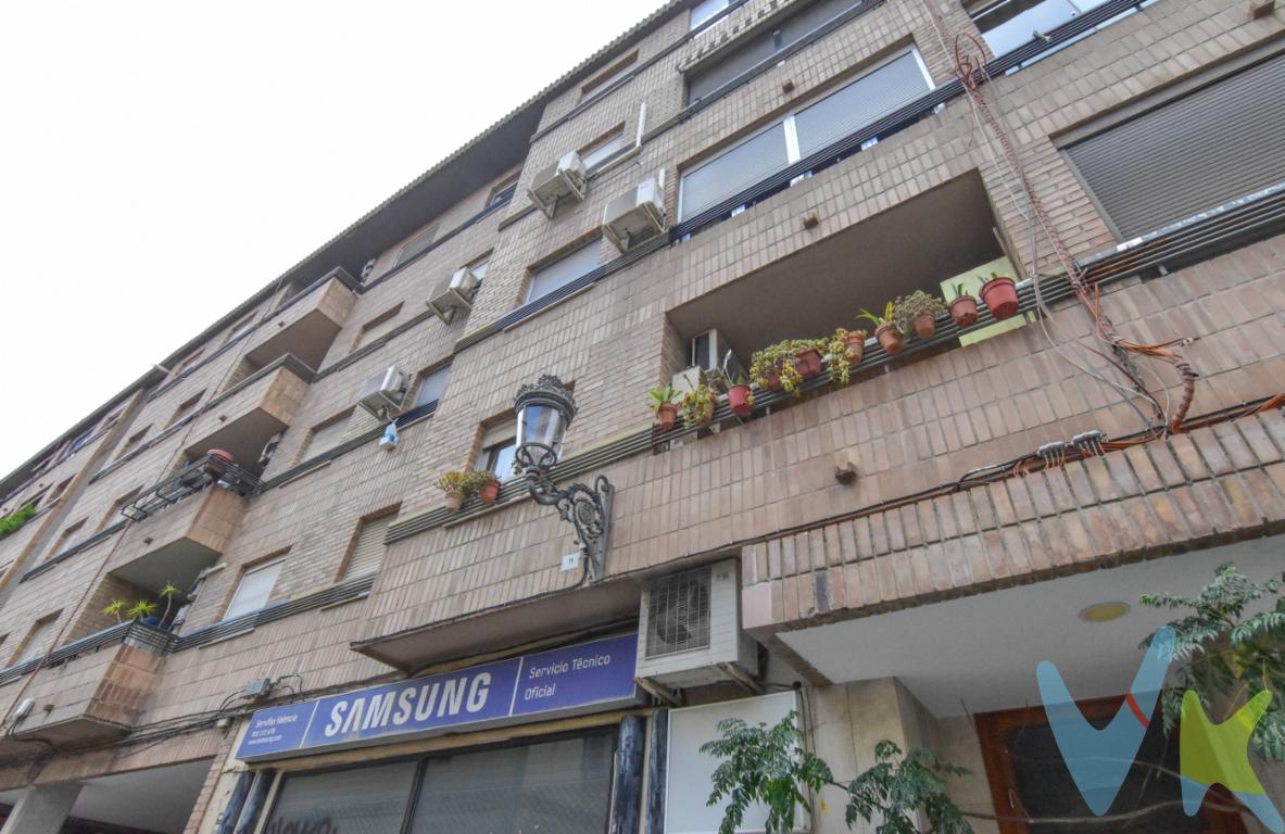  Se presenta una oportunidad única de adquirir un local comercial en una de las zonas más prometedoras de Valencia,  Este espacio, con un total de 108 metros cuadrados construidos, se encuentra ubicado en una posición estratégica y de fácil acceso tanto para clientes como para proveedores.El local ofrece una estructura espaciosa, ideal para adaptar a diversas actividades comerciales o de servicios. Los 108 metros cuadrados disponibles se distribuyen de manera eficiente, permitiendo maximizar cada rincón para el desarrollo de su negocio. El espacio puede personalizarse completamente para satisfacer las necesidades específicas de su iniciativa empresarial.La zona de es conocida por su ambiente acogedor y su constante crecimiento en términos comerciales. De fácil acceso mediante transporte público, el local se encuentra a poca distancia de varias paradas de autobús, lo que garantiza un flujo constante de clientes potenciales. Esta conveniente ubicación no solo permite una conexión rápida y fácil con el resto de Valencia, sino que también ofrece visibilidad a pie de calle, atrayendo así una alta concurrencia de visitantes diarios.La fachada del local es amplia , brindando una excelente oportunidad para la exhibición de productos o servicios. Las grandes ventanas permiten la entrada de abundante luz natural, creando un ambiente agradable y acogedor, ideal para cualquier tipo de negocio. Además, la entrada principal está diseñada para ofrecer accesibilidad a todos los visitantes.En el interior, el local cuenta con instalaciones listas para acomodar las necesidades básicas de cualquier negocio moderno. Ofrece espacio para almacenamiento y un área que podría destinarse a oficinas o uso administrativo. La versatilidad del diseño interior permite adaptarse a cualquier uso comercial que pueda tener en mente, desde una tienda minorista hasta un estudio de servicios o incluso un lugar para eventos.Este espacioso local en venta representa la oportunidad ideal para aquellos que buscan expandir sus horizontes comerciales en Valencia. Despierte su curiosidad y descubra personalmente las posibilidades que ofrece este inmueble. Reserve una visita para explorar cada uno de los aspectos que hacen de este local una oferta inmejorable.  Un futuro próspero para su negocio le espera en este excepcional local comercial.Agencia Registrada con el Nº 89 en el Registro Obligatorio de Agentes Inmobiliarios de la Comunitat Valenciana. Puede consultar en la web de la GVA.La oferta está sujeta a cambios de precio o retirada del mercado sin previo aviso. Este anuncio en su conjunto, incluyendo textos, fotos, imágenes o cualquier otro contenido del mismo, no es vinculante dado que la información es ofrecida por terceros y puede contener errores. Se muestra a título informativo y no contractual. El precio no incluye lo siguiente: Honorarios de la agencia inmobiliaria, impuestos (IVA, ITP) y otros gastos de la Compraventa (notaria, gestoría y registro). Por mandato expreso del propietario, comercializamos este inmueble en exclusiva, lo que le garantiza el acceso a toda la información, a un servicio de calidad, un trato fácil, sencillo y sin interferencias de terceros. Por este motivo, se ruega no molestar al propietario, a los ocupantes de la propiedad o a los vecinos. Muchas gracias por su comprensión. Si usted es agente inmobiliario y tiene un cliente para este inmueble, llámenos: estaremos encantados de colabora