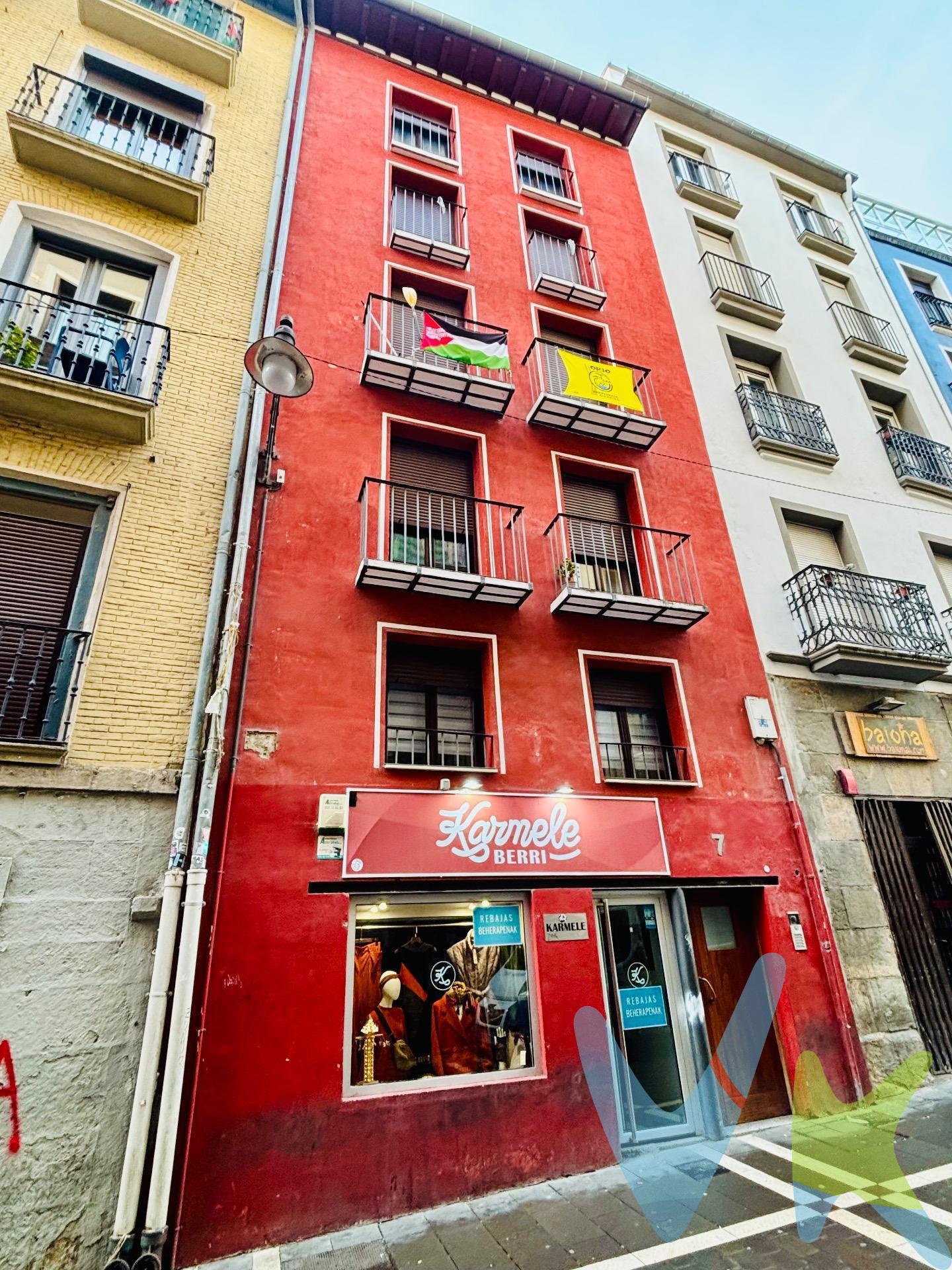 . Si buscas un piso con personalidad, luz y una ubicación absolutamente insuperable, esta vivienda en la calle Navarrería es para ti. Situada junto a la Catedral, la emblemática Fuente de Navarrería y el Mercado de Santo Domingo, hablamos literalmente del epicentro histórico y social de Pamplona. Ubicada en una quinta altura, es un piso sorprendentemente luminoso, con dos balcones a la calle que te conectan directamente con la vida del Casco Antiguo. Ideal para quienes valoran la luz natural y el encanto de vivir en una de las zonas más auténticas de la ciudad. La vivienda cuenta con 50 m², actualmente distribuidos en cocina, baño, Dormitorio y dos estancias, lo que ofrece un gran potencial de reforma: puedes transformarla fácilmente en dos dormitorios, un espacio abierto tipo loft o un diseño moderno y funcional totalmente a tu medida. Las ventanas ya están cambiadas, un punto importante para empezar la reforma con ventaja. El edificio no dispone de ascensor, pero a cambio disfrutarás de una ubicación privilegiada, rodeado de bares con encanto, restaurantes, comercios locales, cultura, historia y ambiente joven. Un lugar perfecto tanto para vivir como para invertir. Además dispone de un trastero en el edificio,, muy importante en pisos pequeños. Un piso con alma, para quienes quieren crear su propio espacio en el corazón de Pamplona. 