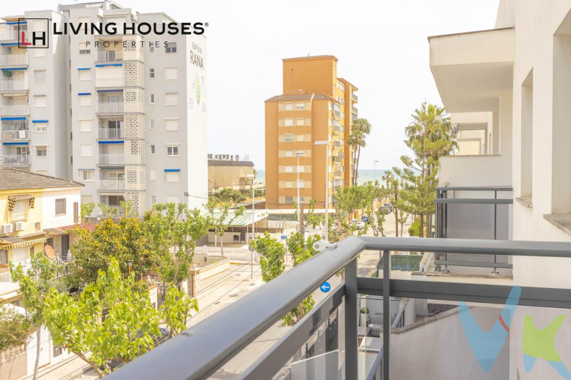  Descubre este encantador apartamento en venta en la hermosa localidad de Oropesa del Mar-Orpesa, situado en la codiciada Zona Playa Morro de Gos. Esta joya inmobiliaria, construida en el año 2011, ofrece una experiencia de vida envidiable, combinando comodidad moderna y una ubicación privilegiada. Con 78 metros construidos y 59 metros útiles, este espacioso apartamento en la planta 02 promete ser el refugio perfecto para aquellos que buscan disfrutar de la costa mediterránea.El inmueble cuenta con dos amplias habitaciones, diseñadas para ofrecer el máximo confort y funcionalidad. Perfecto para una familia pequeña, una pareja o como una atractiva inversión vacacional, este piso viene completamente amueblado, incluyendo electrodomésticos, garantizando una mudanza sin complicaciones y una estancia cómoda desde el primer día.Una de las grandes ventajas de esta propiedad es su impresionante terraza, que ofrece vistas al mar, proporcionándote un espacio ideal para relajarte con una vista panorámica que te dejará sin aliento. Imagina comenzar tus mañanas con un café mientras disfrutas del amanecer o terminar el día con una copa de vino mientras el sol se oculta sobre el océano. Este es el tipo de vida que te mereces.La vivienda dispone de un trastero ubicado dentro de la propia vivienda, ofreciendo un espacio adicional de almacenamiento. Además, el edificio cuenta con ascensor, lo que garantiza comodidad y accesibilidad.Para mayor comodidad, el apartamento incluye una plaza de garaje, un valioso añadido que te permitirá aparcar sin preocupaciones. Además, la proximidad del transporte público, con tren y bus cerca, hace que desplazarse dentro y fuera de la ciudad sea sumamente sencillo, ofreciendo opciones de movilidad sin igual para residentes y visitantes.La situación de este apartamento permite un acceso rápido a la playa Morro de Gos, lo que significa que podrás disfrutar del mar siempre que lo desees. No solo estarás comprando un hogar, sino una oportunidad para vivir ese sueño mediterráneo que siempre has querido. Las áreas comunes del edificio están cuidadas, reflejando el mantenimiento acertado que asegura una agradable convivencia.En cuanto a los acabados interiores, notarás una atención al detalle y un uso eficiente del espacio que maximiza cada rincón. La decoración moderna y acogedora se combina con la funcionalidad, haciendo que cada área del piso sea un espacio para disfrutar. La luminosidad abunda gracias a sus amplios ventanales, proporcionando una atmósfera cálida y acogedora.La inversión en esta propiedad no solo es una inversión en un bien raíz, sino en calidad de vida. Con todos los servicios necesarios a poca distancia, desde supermercados hasta restaurantes y zonas de ocio, la ubicación es inmejorable. Oropesa del Mar-Orpesa te ofrece un entorno vibrante y a la vez tranquilo, ideal para disfrutar tanto en vacaciones como en el día a día.Te invitamos a visitar este magnífico piso y enamorarte de lo que podría ser tu nuevo hogar. Contacta con nosotros para más información o para concertar una visita. No dejes pasar esta oportunidad única de vivir en un lugar donde tus sueños frente al mar pueden hacerse realidad. Tu nuevo hogar te espera. --------------------------------------Agencia inmobiliaria en Oropesa del mar si quieres comprar o vender casas pisos o locales en la comunidad Valenciana con oficina en Oropesa del Mar, Castellón. Para mayor seguridad en la compraventa, todas nuestras viviendas poseen FICHA DE CERTIFICACIÓN DE INMUEBLES registrada por la Asociación de Inmobiliarias de la Comunidad Valenciana ASICVAL. Antes de comprar o de entregar las arras, pida el Certificado de la vivienda para estar seguro y tranquilo sobre la situación legal, urbanística y de cargas de la misma. Los impuestos, gastos de notaría y registro no están incluidos en el precio de venta.  
