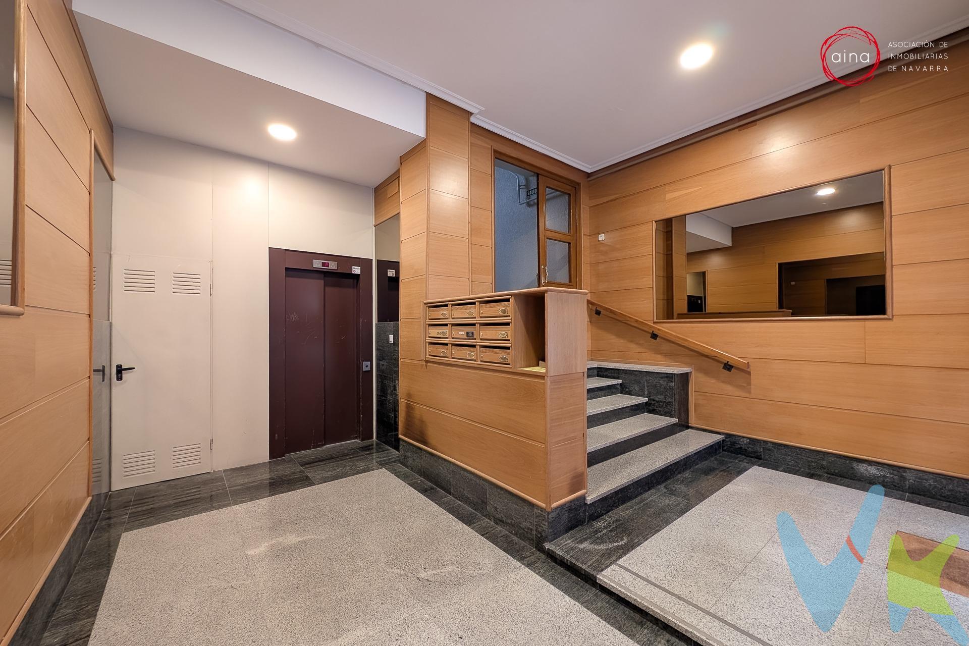 Se pone a la venta magnífica vivienda ubicada en una de las zonas más demandadas de Pamplona, en pleno Ensanche y a escasos metros de la Plaza de la Cruz. La propiedad cuenta con una superficie generosa y una distribución muy funcional: dispone de 4 dormitorios, un baño completo y un aseo, lo que la convierte en una opción ideal para familias o para quienes buscan espacios amplios y versátiles. El inmueble se encuentra en un edificio con ascensor, lo que aporta comodidad y accesibilidad, además de contar con trastero, perfecto para almacenamiento adicional. La ubicación de la vivienda, en pleno centro, con todos los servicios a pie de calle: colegios, transporte público, comercios y zonas de ocio. Vivienda con gran potencial de actualización, ideal para personalizar a su gusto. Edificio cuidado y con buena comunidad de vecinos. Estancias luminosas y con buena distribución interior. En definitiva, una oportunidad única en el Ensanche para quienes valoran vivir en una zona céntrica, bien comunicada y con todos los servicios al alcance de la mano. GASTOS E IMPUESTOS NO INCLUIDOS.