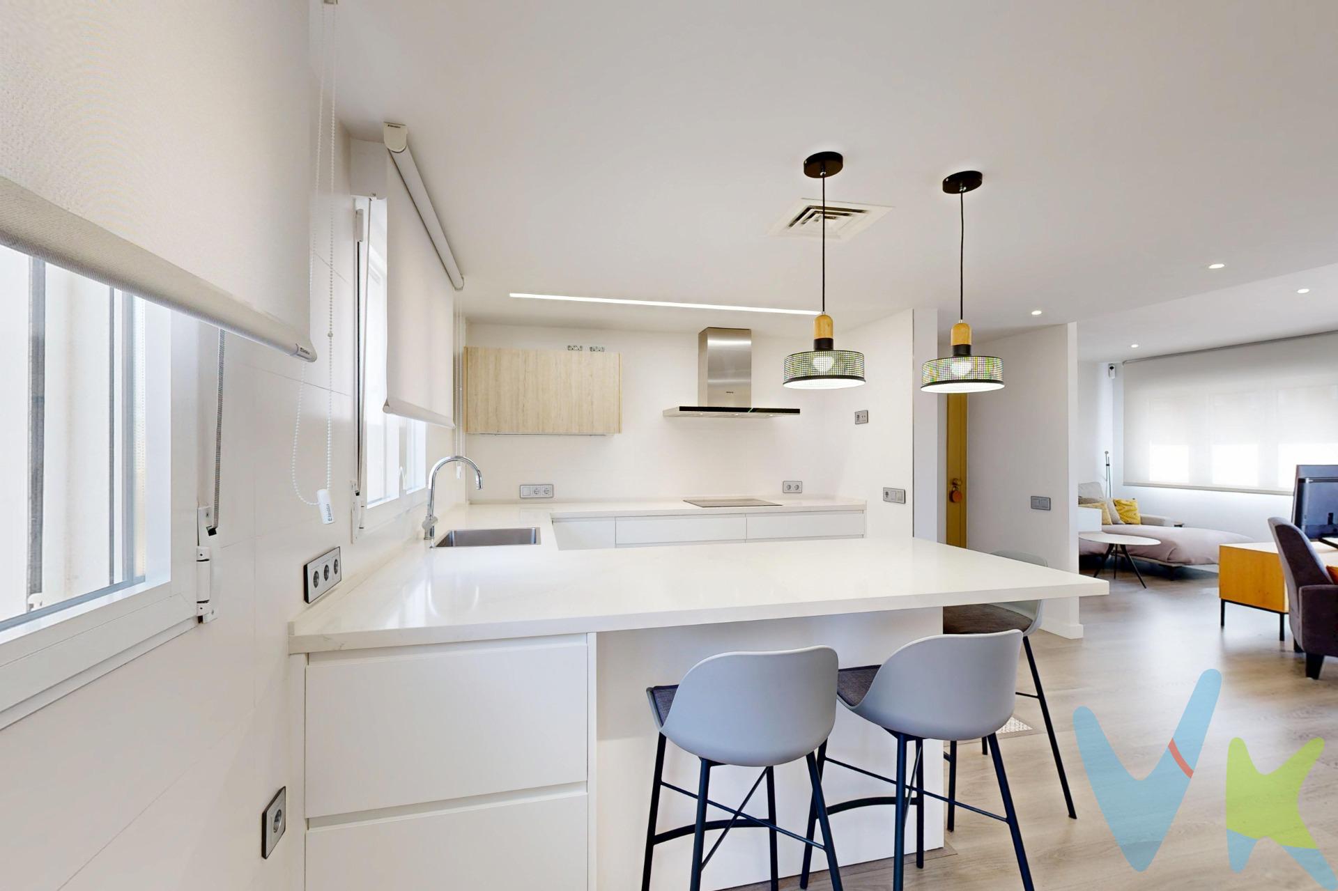 LEE CON ATENCIÓN: 'PRECIOSO PISO REFORMADO EN ZONA ALAMEDA CON PLAZA DE GARAJE'. Este espectacular piso recientemente reformado se encuentra a tan solo 5 minutos del Corte Inglés y ofrece tres dormitorios, uno de ellos convertido en vestidor. Dispone de un amplio cuarto de baño completo equipado con plato de ducha y sanitarios de marcas reconocidas que garantizan la mejor calidad. Sus suelos son de gres elegante, las puertas están lacadas en blanco y las paredes presentan acabados lisos; algunas estancias decoradas con papel pintado aportan un toque sofisticado. La cocina está diseñada por una marca prestigiosa e incluye barra americana junto a encimera de silestone y electrodomésticos integrados para mayor comodidad. Además, cuenta con un balcón orientado al sur desde donde disfrutarás impresionantes vistas a la montaña. Para tu confort adicional, el hogar dispone también aire acondicionado central con bomba calor, alarma anti-robo y puerta acorazada para máxima seguridad. Y como valor añadido podrás beneficiarte igualmente de una amplia plaza garaje donde aparcar tu vehiculo sin complicaciones. Para finalizar, queremos ofrecerte una experiencia inmobiliaria basada en calidad, cercanía y profesionalidad. Al contactar con nosotros, actuaremos como intermediarios, evitando molestias a la propiedad y acompañándote en todo el proceso, facilitándote la información y documentación necesarias para una compra cómoda y sin complicaciones. A continuación, te informamos de los gastos de compra no incluidos en el precio, para garantizar un proceso claro y tranquilo:. PVP: 330.000€. No incluye gastos, impuestos y demás gastos que legalmente correspondan al comprador: ITP del 7,75% con carácter general; existen excepciones según normativa aplicable (1). Base imponible el mayor valor entre el precio de venta o el valor referencia catastral. Gastos Notaría y Registro: 2.015€ aprox. según complejidad y aranceles vigentes (2). Financiación: gastos de hipoteca, tasación y gastos bancarios a cargo del comprador, según su necesidad y elección. Servicio doble de intermediación: Honorarios inmobiliaria a cargo del comprador: 3% precio final, más IVA (21%), salvo acuerdo contrario tras negociación, no incluidos en PVP. Operación y condiciones de compraventa sujeta a aceptación expresa del vendedor. Para acceder a información y documentación legalmente exigible por el consumidor: gesprocasa.es/consumidor. (1) Para una información exhaustiva sobre el funcionamiento, tipos impositivos y bonificaciones del ITP en la Región de Murcia, puedes consultar el portal oficial de la Agencia Tributaria Autonómica en el siguiente enlace: agenciatributaria.carm.es/ITPAJD. (2) Tarifas notariales y registrales reguladas en Anexo I Del Real Decreto 1426/1989 y, Anexo I Del Real Decreto 1427/1989, respectivamente. 