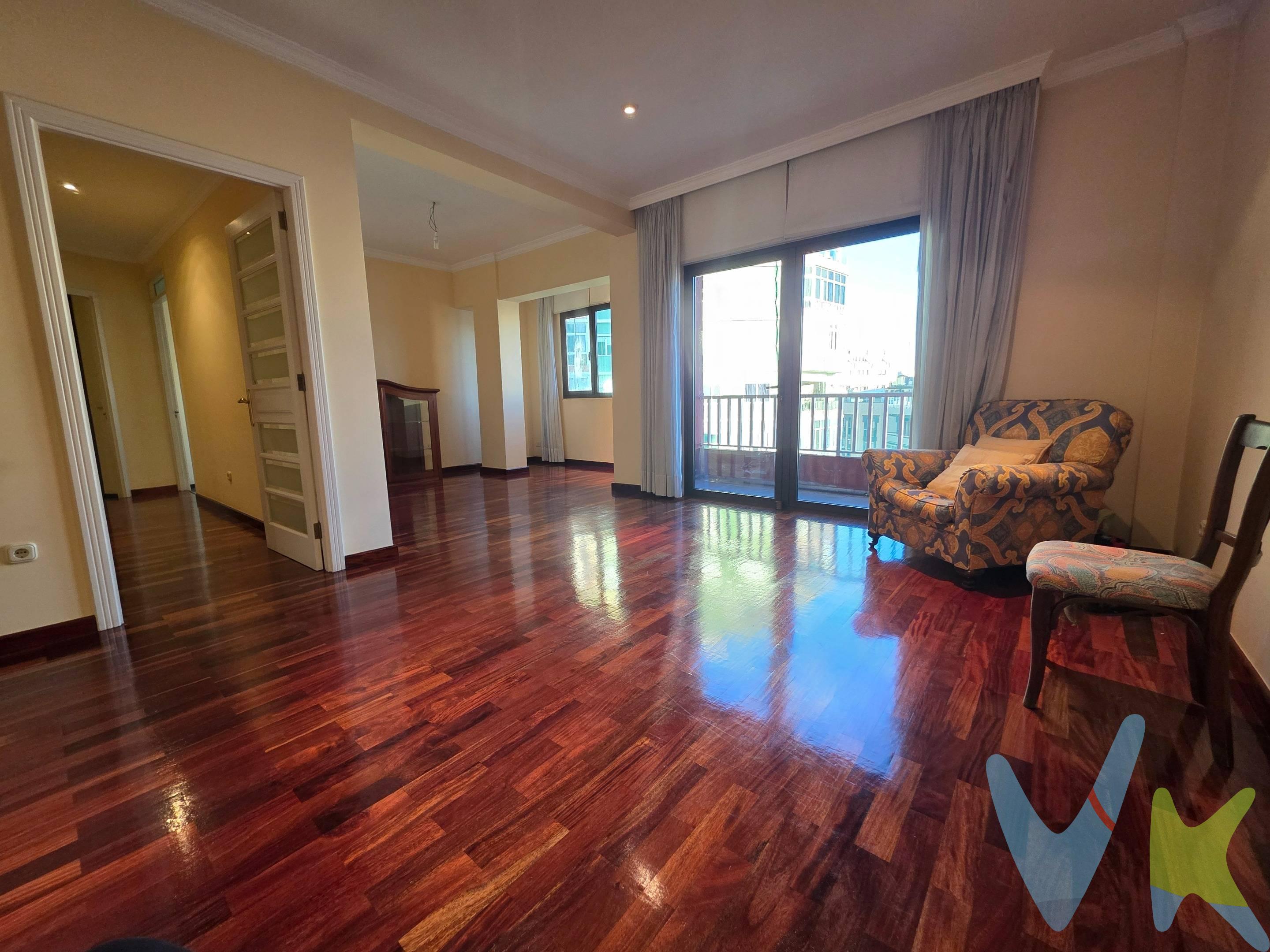 Te presentamos este espectacular piso en venta situado en una ubicación inmejorable de Las Palmas de Gran Canaria, en la calle Néstor de La Torre, junto a la avenida José Mesa y López, principal arteria comercial de Las Palmas de Gran Canaria. Este espacioso y luminoso piso cuenta con todas las comodidades que necesitas para vivir con todas las facilidades a tu alcance. . Características del piso:. • Tres grandes dormitorios, ideales para proporcionar el máximo confort y espacio. Actualmente uno está unido con el salón. • Amplio salón perfecto para relajarse y disfrutar en compañía. • Cocina completamente equipada, lista para inspirar tus mejores recetas. • Cuarto de lavado independiente para mayor comodidad. • Dos baños completos y un aseo adicional. • Cuarto en la azotea, ideal para tener un espacio al aire libre para múltiples usos. . Ubicación privilegiada: . Este piso se encuentra a tan solo 100 metros de El Corte Inglés, facilitando tus compras diarias. Asimismo, está muy cerca del Mercado Central, de la hermosa Playa de Las Alcaravaneras y de múltiples opciones educativas y farmacias. También cuenta con excelente conexión de servicios de guaguas y todos los servicios que puedas necesitar en tu día a día. No dejes pasar esta oportunidad única de adquirir un piso en una de las zonas más deseadas de Las Palmas de Gran Canaria. ¡Contacta con nosotros para más información y para concertar una visita! . Información: en el precio de venta no se incluyen gastos de notaría, registro e impuestos derivados de la misma. Los datos expuestos son meramente orientativos y se encuentran sujetos a errores u omisiones involuntarias. 