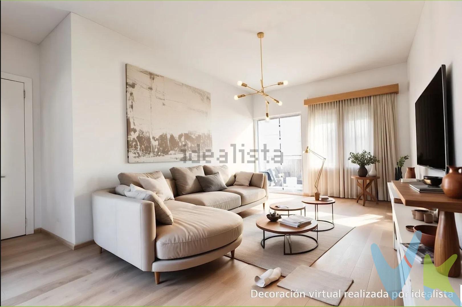 En Horno de Alcedo encontramos esta vivienda con muchísimas posibilidades, ideal para quienes buscan espacio, luz natural y la tranquilidad de vivir con aire libre y brisas, sin renunciar a tener València a pocos minutos. Sus 88 m² están muy bien aprovechados y ofrecen algo cada vez más complicado de encontrar: 4 habitaciones y 2 zonas de baño para ganar comodidad en el día a día. La vivienda dispone de 3 habitaciones dobles, 1 simple y armarios empotrados en dos de las dobles y en la individual. La cocina, amplia y con galería, invita a disfrutar del espacio y de la comodidad del día a día. El salón comedor destaca por su luz natural y su salida a un balcón muy agradable donde tender, tomar el sol, desconectar o simplemente disfrutar del aire y las vistas despejadas. Al tratarse de una última altura, la vivienda disfruta de una magnífica entrada de luz natural durante todo el día y de la ventaja de no tener vecinos arriba, aportando una tranquilidad extra muy valorada. Situada en una quinta planta de una finca sin ascensor, pero cuidada y bien conservada, ofrece esa sensación de amplitud y privacidad que tan bien se disfruta en las alturas. La vivienda dispone de agua dada de alta, aunque actualmente no tiene suministro eléctrico y se encuentra de origen, ideal para reformarla a tu gusto y convertirla en el hogar que siempre has imaginado. Uno de sus grandes puntos fuertes es la conexión con València. A escasos minutos caminando encontramos paradas de EMT con líneas como la 9 y la 23, además del metrobus linea 183, que conectan directamente con la ciudad y distintos puntos de València, permitiendo desplazarse cómodamente sin necesidad de coche. Una comodidad cada vez más demandada para el día a día. Si buscas una vivienda amplia, luminosa, con infinitas posibilidades y perfectamente conectada con València, ven a descubrir todo lo que esta vivienda puede ofrecerte. Porque hay pisos que simplemente se visitan… y otros en los que ya te imaginas viviendo desde el primer momento. Mobiliario, vehículos y otros elementos decorativos y personales de la propiedad no incluidos. Impuestos, gastos de compraventa, intermediación y financiación no incluidos.