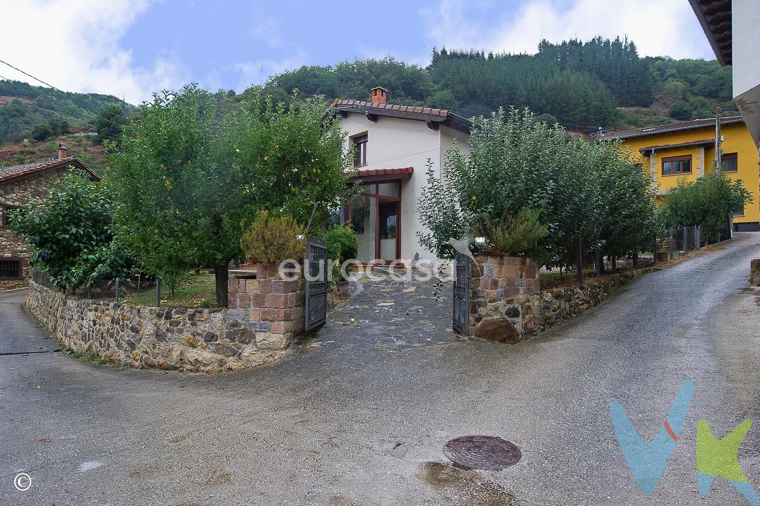 VISTAS INSUPERABLES EN UNA CASA DE ENSUEÑO. Despertar con las montañas como compañía y el murmullo del río a tus pies ya no es un sueño, es la realidad que te espera en Esanos. Esta maravilla está situada a tan solo 7 kilómetros de Potes, en una de las zonas más desconocidas pero con mayor encanto de toda Liébana. Un kilómetro antes de llegar a Tama, hay una desviación a la izquierda: una carretera preciosa que te adentra en el paisaje hasta llegar a la casa. Al entrar en Esanos, verás el río, el puente que lo cruza… y allí, justo en esa primera posición privilegiada, se alza esta vivienda que te da la bienvenida al instante. La parcela supera los 700 m², repleta de árboles frutales, donde cada estación trae su aroma y su sabor y embellecen el paisaje todo el año. El entorno es auténticamente rural, sereno, con viñedos en los alrededores y unas vistas despejadas a los Picos de Europa que quitan el aliento, especialmente al amanecer o al atardecer, cuando la luz juega sobre las montañas. La presencia del río aporta ese sonido relajante, ese frescor natural que convierte cualquier momento en algo especial. La casa ha sido construida recientemente, con estructura de hormigón, ventanas de PVC y contraventanas que aseguran durabilidad, aislamiento térmico y resistencia al clima típico de montaña. Su distribución es perfecta:. •	Planta baja:  3 dormitorios, 1 baño completo, un salón con cocina americana, amplia, luminosa, perfectamente integrada para compartir los momentos del día y un garaje muy grande, con ventana y con cocina integrada. Este espacio no solo es para el vehículo, sino que te abre múltiples posibilidades (apartamento, zona de invitados, taller, negocio familiar… tú decides). •	Planta alta: 4 dormitorios y 1 baño completo. •	Y como extra encantador: un precioso porche cerrado y acristalado, con puertas que se pueden abrir completamente para conectar el interior con el mundo exterior. Imagínate desayunar mientras respiras, ver llover sin mojarse, o acoger cenas con amigos bajo el cielo estrellado. Esta vivienda es ideal para familias numerosas que desean espacio, luz, privacidad y un hogar en que cada miembro tenga su lugar; también para personas que buscan un segundo hogar, refugio de fin de semana o vacaciones, donde desconectar; o para emprendedores ya que la casa se presta para negocio (turismo rural, alquiler vacacional, apartamentos, talleres, estudio artístico…), en parte por el garaje con cocina que ya está configurado para adaptarse; y desde luego, para amantes de la naturaleza, fotógrafos, senderistas, quienes valoran la autenticidad, los paisajes grandiosos y la tranquilidad. Te va a enamorar porque Esanos no es solo un punto en el mapa, es un remanso de paz. Una joya donde el verde, el rumor del río, la amplitud del cielo y los Picos de Europa se convierten en parte de tu día a día. Aquí, cada amanecer tiene algo especial. Cada tarde, algo para agradecer. Y cada noche, la certeza de que estás en un lugar singular. Una vivienda nueva en un lugar auténtico: Esanos, uno de los secretos mejor guardados de Liébana. 