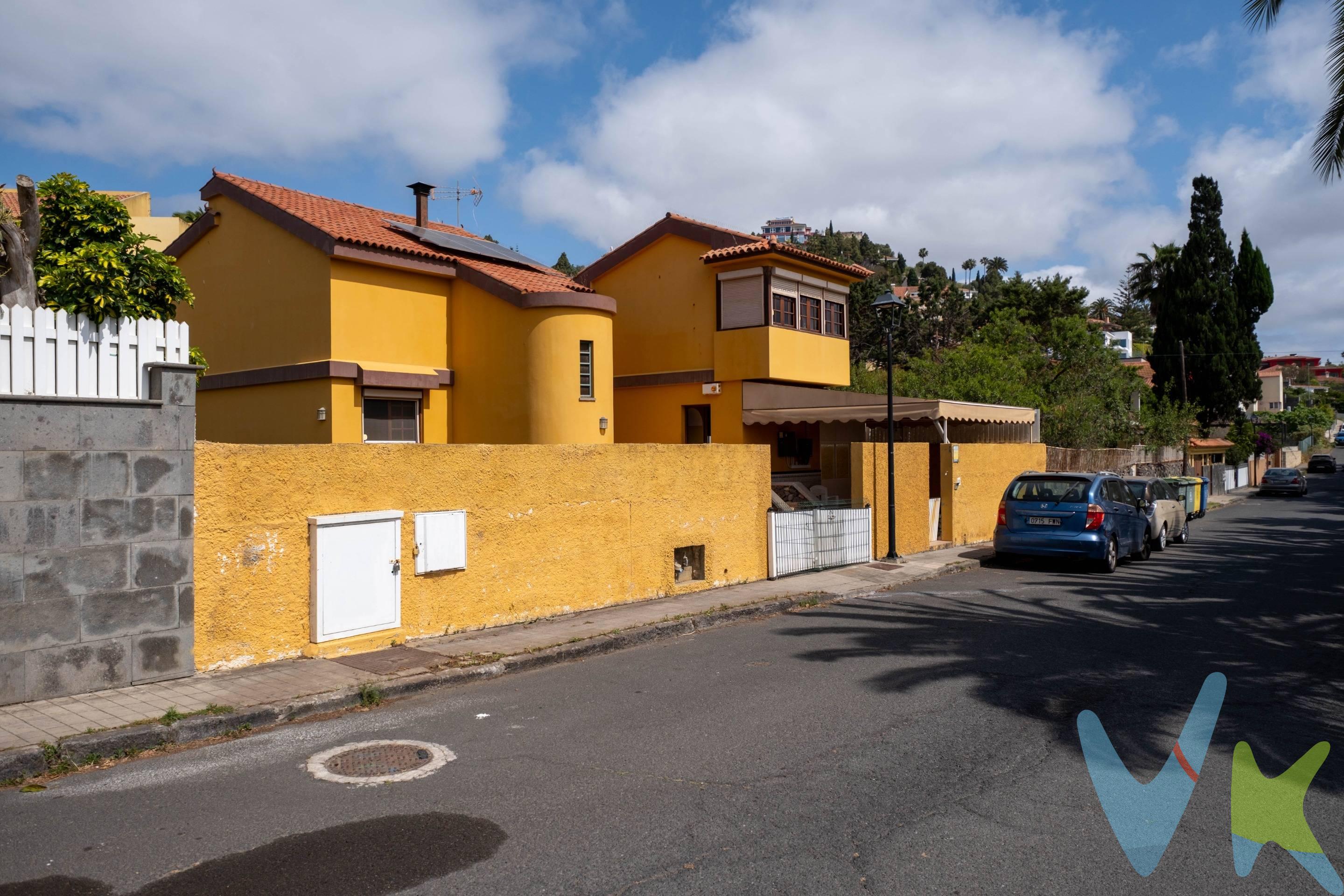 Te presentamos este encantador chalet individual, ubicado en un entorno privilegiado, justo frente al prestigioso Real Club de Golf de Bandama. Una ubicación inmejorable para quienes buscan tranquilidad, exclusividad y conexión con la naturaleza. La vivienda cuenta 3 plantas de 90 m² cada una y se asienta sobre una parcela de 500 m², ofreciendo amplios espacios exteriores con gran potencial para jardín, terraza o incluso piscina privada. El chalet necesita una actualización estética, lo que lo convierte en una excelente oportunidad para personalizarlo a tu gusto y revalorizar la inversión con una sencilla reforma. Ideal tanto como residencia habitual como segunda vivienda. Disfruta de la paz de una zona residencial consolidada, con vistas despejadas y rodeado de naturaleza, a pocos minutos de todos los servicios.