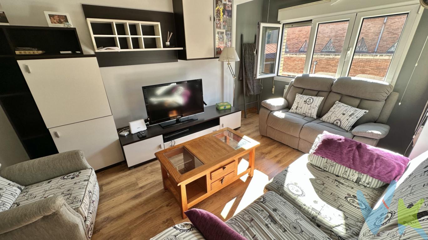   Acogedor piso ubicado muy próximo al centro de Mieres y al Campus Universitario.  Rodeado de todos los servicios: colegios, supermercados, centro de salud y transporte público. Vivienda de 78 m² útiles, situada en una cuarta planta con ascensor, en edificio de 1969 totalmente reformado.  Distribuida en dos dormitorios (el principal con vestidor), un baño con ducha y ventana, salón y cocina independiente.  Ventanas de aluminio con climalit y calefacción de gas ciudad.  Orientación sur en salón y cocina, lo que garantiza una increíble luz natural durante todo el día. Ideal para quienes buscan tranquilidad, comodidad y cercanía a todos los servicios esenciales.Una excelente oportunidad para entrar a vivir o invertir en una zona con gran demanda. PRECIO DE VENTA: No incluye Impuesto de Transmisiones Patrimoniales, ni gastos de notaría y registro.   