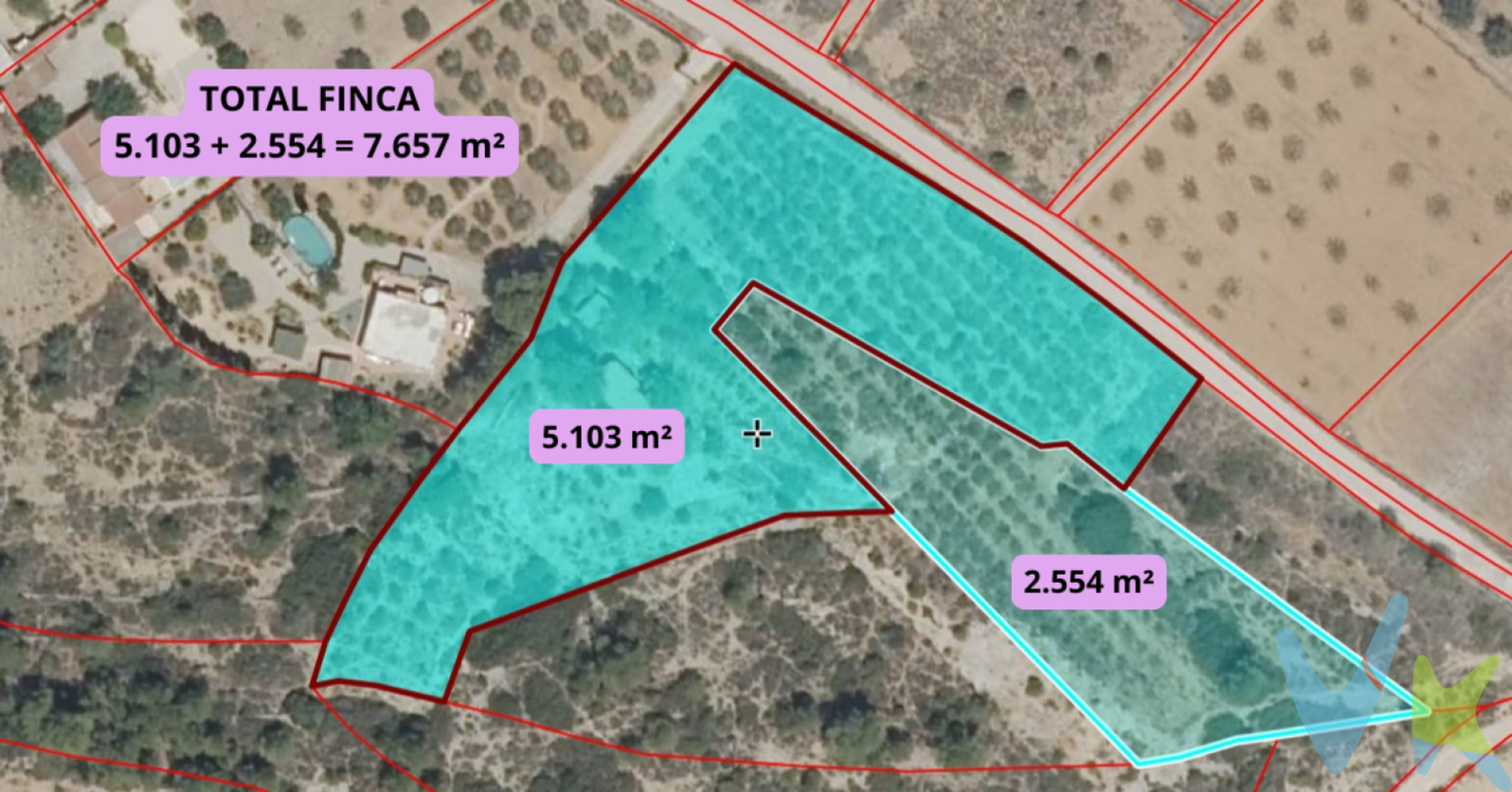 Se vende finca rústica situada en la partida Querencia, en término de Montserrat (Valencia), a tan solo 15 minutos de Valencia capital.La propiedad cuenta con una superficie aproximada de 7.600 m² distribuidos en dos parcelas, una de ellas con construcción registrada de unos 60 m². La vivienda se compone de una amplia cocina, salón-comedor y un aseo.El terreno dispone de plantación variada de olivos, nísperos y naranjos, combinada con zonas naturales con potencial de acondicionamiento.Ubicada en un entorno tranquilo y rodeado de naturaleza, ofrece vistas despejadas y una gran privacidad, ideal tanto para uso recreativo como para explotación agrícola.Dispone de suministro de agua y electricidad.