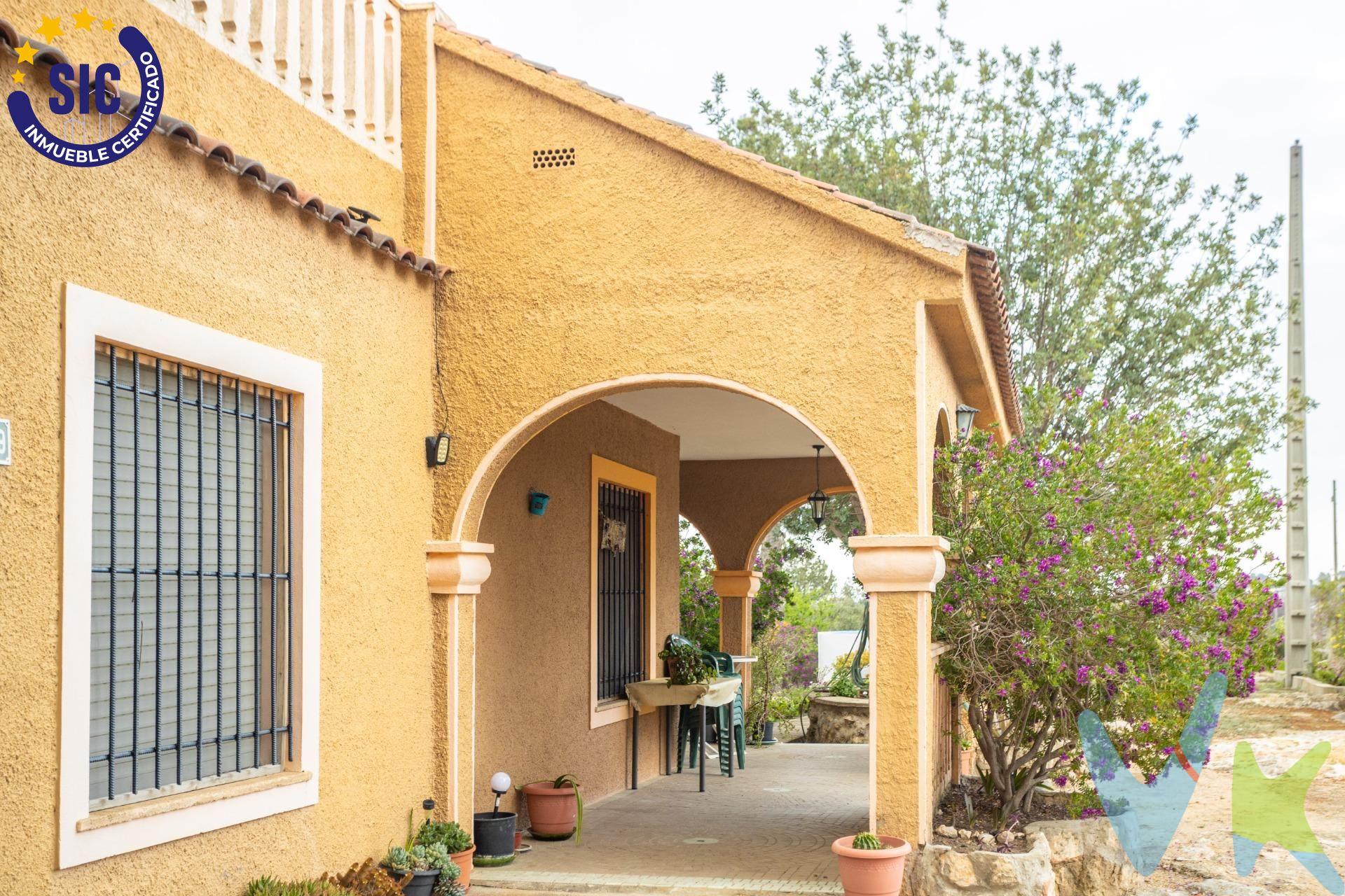 OPORTUNIDAD ÚNICA! casa de construcción urbana con suelo Rustico en un entorno natural. CONFORT URBANO EN PLENA NATURALEZA. Te invitamos a descubrir esta encantadora vivienda de 207 m² construidos, donde la comodidad de la vida urbana se fusiona con la paz del entorno natural. Una combinación perfecta para quienes buscan CALIDAD DE VIDA, AMPLITUD Y SERENIDAD. La casa cuenta con cuatro amplios dormitorios dobles, ideales para familias numerosas o para quienes valoran el ESPACIO y la PRIVACIDAD . Dispone de un baño completo, una cocina independiente funcional y luminosa, y un salón acogedor con CHIMENEA, el rincón perfecto para compartir momentos especiales en los días fríos de invierno. En el exterior, una PISCINA DE CONSTRUCCION PROPIA te invita a disfrutar del buen tiempo y relajarte sin salir de casa. Además, el espacio cuenta con una ZONA DE BARBACOA, ideal para reuniones al aire libre, rodeado de vegetación y con TOTAL PRIVACIDAD. La orientación este garantiza una EXCELENTE ENTRADA DE LUZ NATURAL durante todo el día, creando un ambiente cálido, alegre y muy acogedor. Ubicada en una ZONA TRANQUILA PERO BIEN CONECTADA, cercana a todos los servicios básicos, esta propiedad representa el equilibrio perfecto entre la tranquilidad del campo y las comodidades de la ciudad. Una casa que no solo se visita, se vive. ¿Quieres conocerla? 🌳🏡🌟. La descripción y los datos del presente inmueble tienen carácter meramente informativo y en ningún caso contractual. En el precio de la vivienda no están incluidos los honorarios de agencia, gastos de compraventa y/o financiación. Por mandato expreso del propietario, comercializamos este inmueble en exclusiva compartida, lo que garantiza un servicio de calidad, un trato fácil y personalizado, una gran difusión en nuestras redes compartidas y sin interferencias de terceros. Por este motivo se ruega no molestar al propietario, a los ocupantes de la propiedad, a los vecinos o conserjes del edificio si los hubiera. Si eres una agencia, llámanos colaboraremos contigo. . Muchas gracias. 