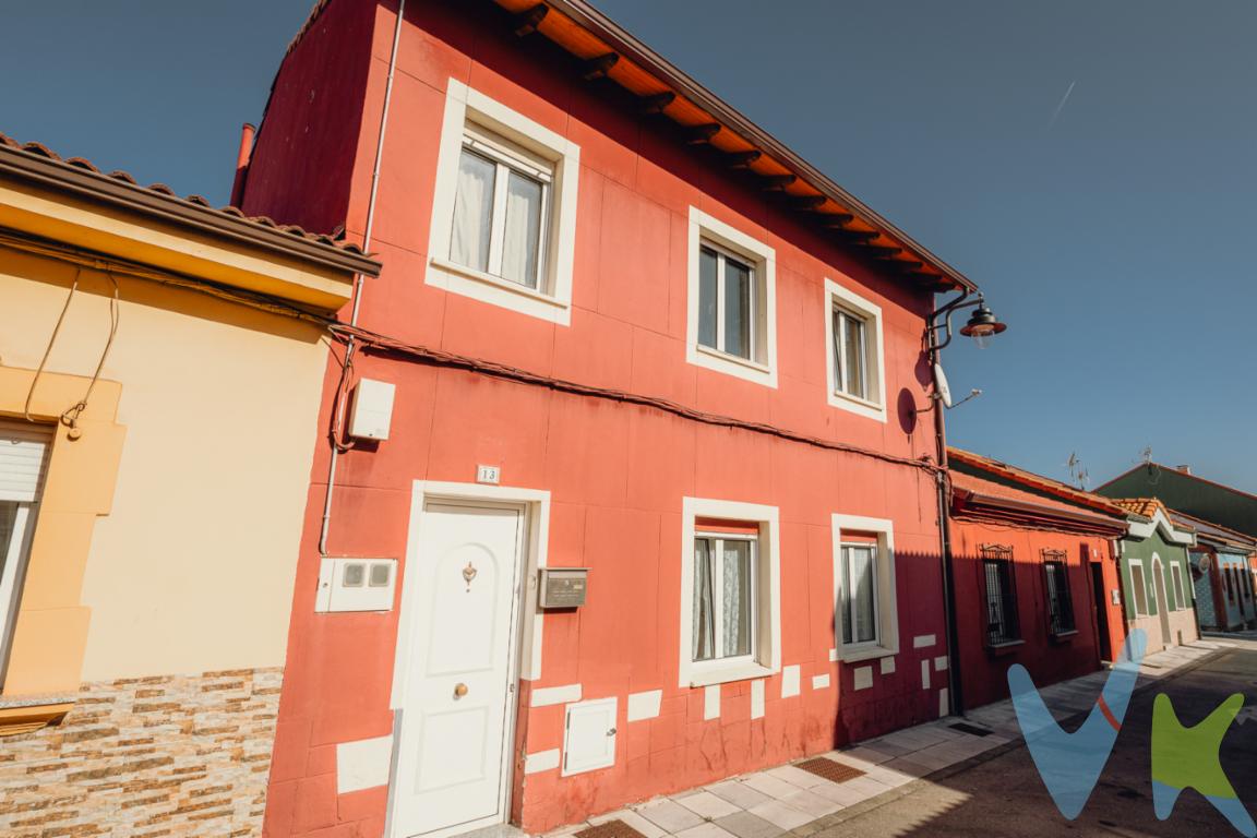 Casa familiar en venta zona Corvera Avilés.¡Aprovecha esta oportunidad única y descubre esta casa en venta en la zona de Los Campos, cerca de El Pantano! Con 200 metros útiles y 220 metros construidos, este amplio inmueble es sin duda el hogar perfecto para ti y tu familia.Construida en el año 1956, conservando su encanto original pero adaptada a las comodidades actuales. Cuenta con seis habitaciones que ofrecen espacio más que suficiente para toda la familia, permitiéndote crear espacios personalizados y acogedores.En planta baja se encuentra un salón amplio y luminoso, una salita pequeña. Una Habitación grande. Baño completo con plato de ducha. Cocina amueblada y equipada con gran capacidad de almacenaje, con acceso directo a un bonito patio donde poder disfrutar de familiares y amigos. Cuarto de lavado donde se encuentra la lavadora y la secadora.En la primera planta se encuentran cuatro habitaciones amplias y muy luminosas una de ellas con armario empotrado y zona para vestidor. Baño completo con bañera. Bajo cubierta de unos 40 metros cuadrados con los techos revestidos de madera.Además,  dispone de un pequeño trastero debajo de la escalera, ideal para almacenar todas tus pertenencias sin ocupar espacio en el hogar.Calefacción y agua caliente de gasoil, con capacidad para 620 litros.7 placas solares de 450 Watios.El entorno en el que se encuentra este inmueble no podría ser mejor. Los Campos es una zona tranquila y residencial, perfecta para aquellos que buscan escapar del bullicio del centro de la ciudad. Además, estar cerca de El Pantano te permitirá disfrutar de la naturaleza y realizar actividades al aire libre en un entorno idílico.No dejes pasar esta oportunidad única de convertir esta casa en el hogar de tus sueños. Pregunta a nuestro agente, experto en este inmueble, cualquier duda o pregunta que puedas tener.No pierdas más tiempo y agenda tu visita cuanto antes. Estamos seguros de que al visitar esta casa, te convencerás de que es perfecta para ti. No dejes que otros se adelanten y aprovecha esta oportunidad única de adquirir una casa en una de las mejores zonas de Los Campos. 