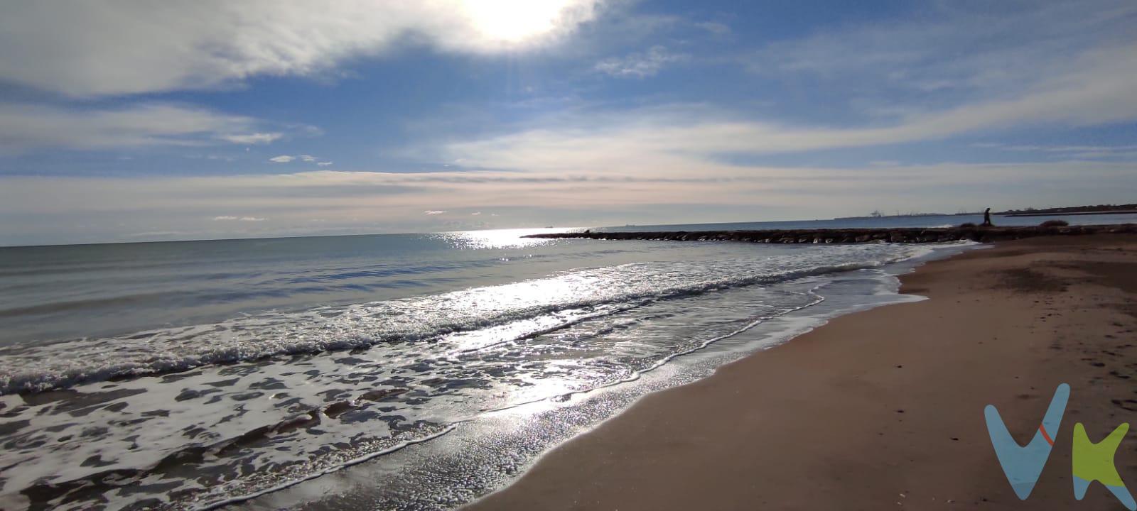 Se vende terreno urbano de 828 metros cuadrados, situado a unos pasos de la playa  del Serradal en Castellón. Esta parcela se encuentra junto al mar y ofrece la posibilidad única de construir hasta dos viviendas pareadas o una gran vivienda con amplio espacio exterior. Con un entorno tranquilo y vistas privilegiadas, este terreno es ideal para aquellos que buscan disfrutar del estilo de vida costero sin renunciar a las comodidades urbanas. Además, su ubicación estratégica garantiza el acceso rápido a servicios básicos como supermercados, colegios y centros comerciales. No pierda esta oportunidad única e invierta en su futuro con este increíble terreno frente al mar. Apuesta por Castellón y su zona costera te dará impresionantes puestas de sol sobre el mar Mediterráneo, ofrece una atmósfera serena y relajante que cautiva a quienes lo visitan. Este inmueble es en exclusiva, con lo que le facilitamos cualquier información sobre la vivienda. Por este motivo, solicitamos no molesten al propietario, ocupantes de la propiedad, vecinos o conserje de la comunidad. En todos los casos los precios expuestos son más impuestos y gastos derivados de la transmisión del inmueble. 