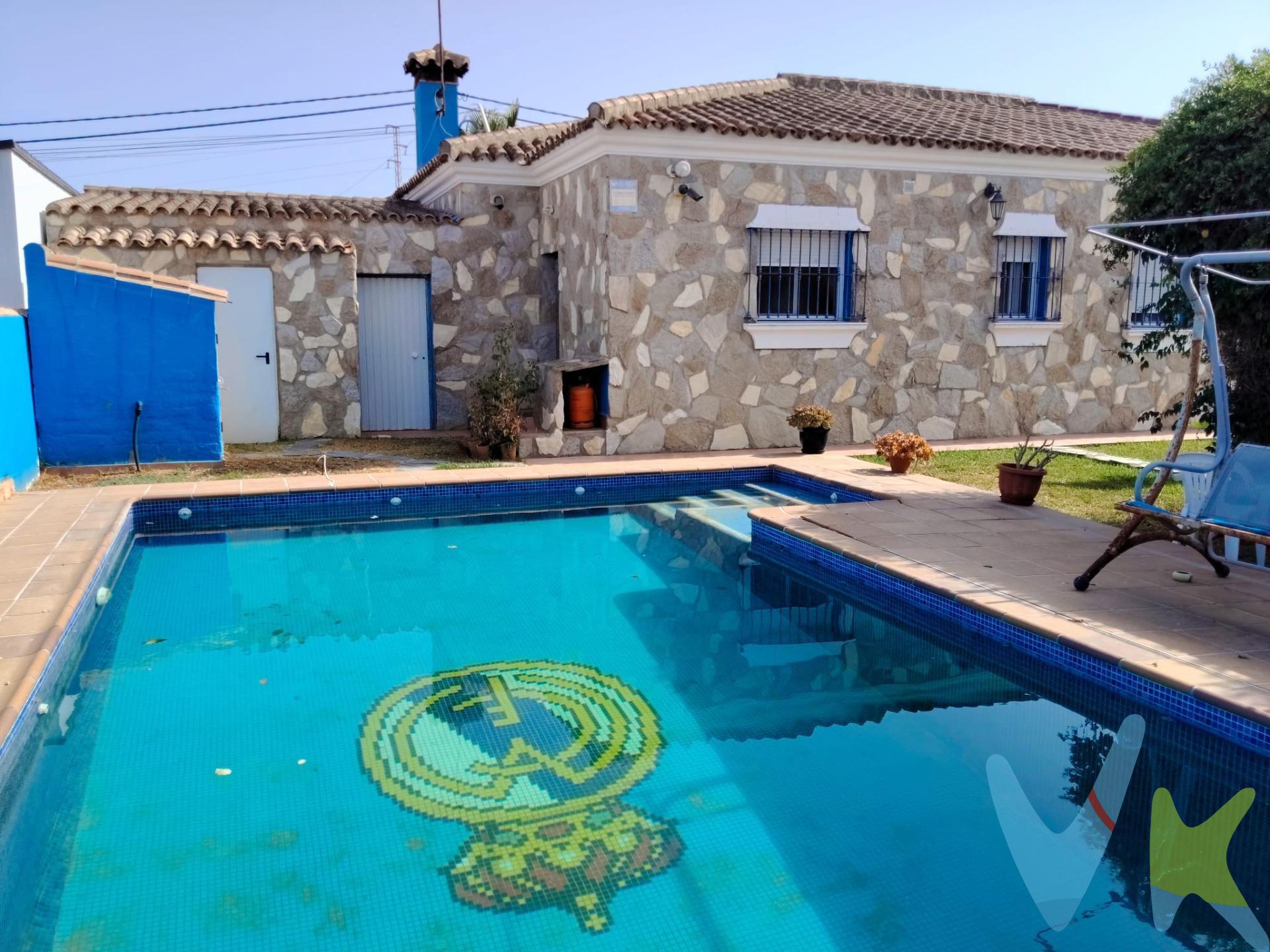 Una propiedad con espacio, privacidad y todas las comodidades para disfrutar de la vida al aire libre. Te presentamos este acogedor chalet situado en la zona de Pago del Humo – Pelagatos, en Chiclana de la Frontera, sobre una parcela de aproximadamente 500 m² y con unos 110 m² construidos de vivienda. La propiedad dispone de un bonito jardín delantero y trasero, piscina privada, zona de merendero, pozo y amplios espacios exteriores ideales para disfrutar en familia o con amigos. En el interior encontramos un amplio y luminoso salón independiente con aire acondicionado, cocina amueblada y equipada (excepto frigorífico), tres dormitorios y dos baños. El dormitorio principal cuenta con baño en suite y la vivienda dispone de tres armarios empotrados, ofreciendo una buena capacidad de almacenamiento. Además, cuenta con garaje cerrado con capacidad para dos vehículos y trastero, aportando un plus de comodidad y funcionalidad. La vivienda dispone de contador de luz, pozo y buenas comunicaciones, con fácil acceso a la autovía, próxima a la estación de tranvía y a tan solo unos 3 minutos de Fuente Amarga. Una propiedad perfecta para quienes buscan espacio exterior, piscina privada y tranquilidad, sin renunciar a una buena conexión con Chiclana y sus servicios. IMPORTANTE: La finca se encuentra en suelo inundable y no es hipotecable. Se recomienda a los interesados consultar previamente las condiciones urbanísticas y de financiación aplicables a la propiedad. Consúltenos para más información o para concertar una visita. En cumplimiento de las obligaciones de información previstas Disp. final 3ª de la Ley 10/2025, de 28 de diciembre, de servicios de atención a la clientela y transparencia, así como en la normativa sectorial vigente, y RD 218/2005 de Inf. de la Junta de Andalucía, el precio indicado no incluye los gastos e impuestos inherentes a la adquisición, los cuales se desglosan estimados o con posibilidad de calcularlos a continuación. • Impuestos: Para segundas transmisiones ITP (en Andalucía para segundas transmisiones el ITP actual con carácter general es del 7% pudiendo aplicarse tipos reducidos (6% o 3,5% en función de circunstancias personales del comprador u otras circunstancias previstas en la Ley). El impuesto se devengará sobre el superior de entre los siguientes valores: 1.- Precio declarado; 2.- Valor de referencia (según normativa aplicable); 3.- Valor de tasación del inmueble). Enlace oficial a la web de la junta de Andalucía: https://www.juntadeandalucia.es/organismos/economiahaciendayfondoseuropeos/areas/tributos-juego/tributos/paginas/impuestos-cedidos-transmisiones.html. • Gastos de compraventa: notaría, registro y, en su caso, gestoría (desde 2.000€ orientativo, según operación):. ◦ Gastos de Notaría: Los honorarios se calculan según arancel oficial (Anexo I del Real Decreto 1426/1989 de 17 de noviembre). Enlace oficial: https://www.boe.es/buscar/act.php?id=BOE-A-1989-28111. ◦ Gastos de Registro: Los honorarios se calculan según arancel oficial (Anexo I del Real Decreto 1427/1989). Enlace oficial: https://www.boe.es/buscar/act.php?id=BOE-A-1989-28112[amp;]p=20111117[amp;]tn=2. ◦ Gastos de Gestión en su caso (Gestoría): Los honorarios por la tramitación administrativa, liquidación de impuestos e inscripción registral ascienden de forma estimativa a [363 € aprox.] (IVA incluido), aunque depende de cada caso, y su dificultad. • Honorarios comprador (no incluidos): 3% + iva sobre el precio con un mínimo de 3.000€ + iva. Se informan y aceptan por escrito (hoja de encargo/servicios) antes de la visita y de cualquier gestión vinculada a la compra. • En caso de necesitar financiación para la operación, la obtención de la misma es ajena a la agencia inmobiliaria, y las condiciones y costes de la operación de financiación deberán ser solicitados a la entidad bancaria. 