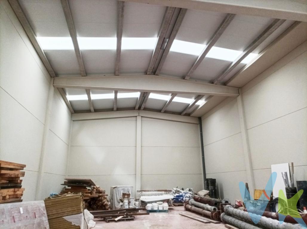 La nave se encuentra en un área de  gran actividad empresarial como es el polígono de Barros, Los corrales de Buelna,Esta propiedad está lista para estrenar ( sólo ha tenido actividad de almacenaje) y se destaca por su calidad excepcional.Su ubicación estratégica, junto a la  autovía, proporciona un acceso conveniente para el flujo constante de negocios en la zona.La nave está construida con materiales de alta calidad, destacando el forjado de hormigón, lo que garantiza durabilidad y resistencia. Tiene unas dimensiones de 260m2. Una oportunidad inigualable para establecer o expandir tu negocio en un entorno próspero.