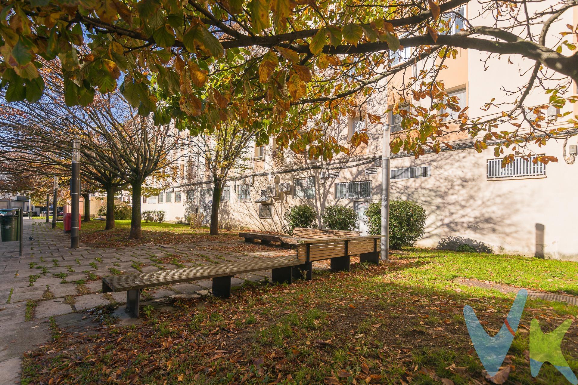 Luminosa y agradable.  Luz y sol asegurados, cuarta  y ultima altura, orientada al sur,  vistas amplias, a una  tranquila calle, con una zona ajardinada, sin edificios cerca. . La ventaja de estar en la Arteria principal de Rochapea, sin ruido, ni tráfico. Tendrás la comodidad de tener, varias líneas de autobuses en la puerta, excelente conexión con toda la ciudad  y comarca, todos los servicios para tu día a día.  A un paso del centro de Pamplona, del Boulervard, del Paseo Fluvial del Arga.. Lista para entrar a vivir,  cocina reformada con mobiliario a estrenar, ventanas cambiadas, suelos de parquet recién barnizados, recién pintada, puertas en sapeli. Sus tres habitaciones tienen todas muy buen tamaño. Edificio con tejado nuevo, ascensor sin barreras arquitectónicas, fachada pintada. Si buscas una vivienda, que solo tengas que decorar a tu gusto, y poder entrar a vivir desde el primer día, es la vivienda ideal para ti. VEN A VERLA! NO TE LA DEJES ESCAPAR !!!. El precio de venta no incluye GASTOS E IMPUESTOS : ITP, Notaria y Registro. Las superficies expresadas son aproximadas y tienen carácter informativo, si valor contractual. 