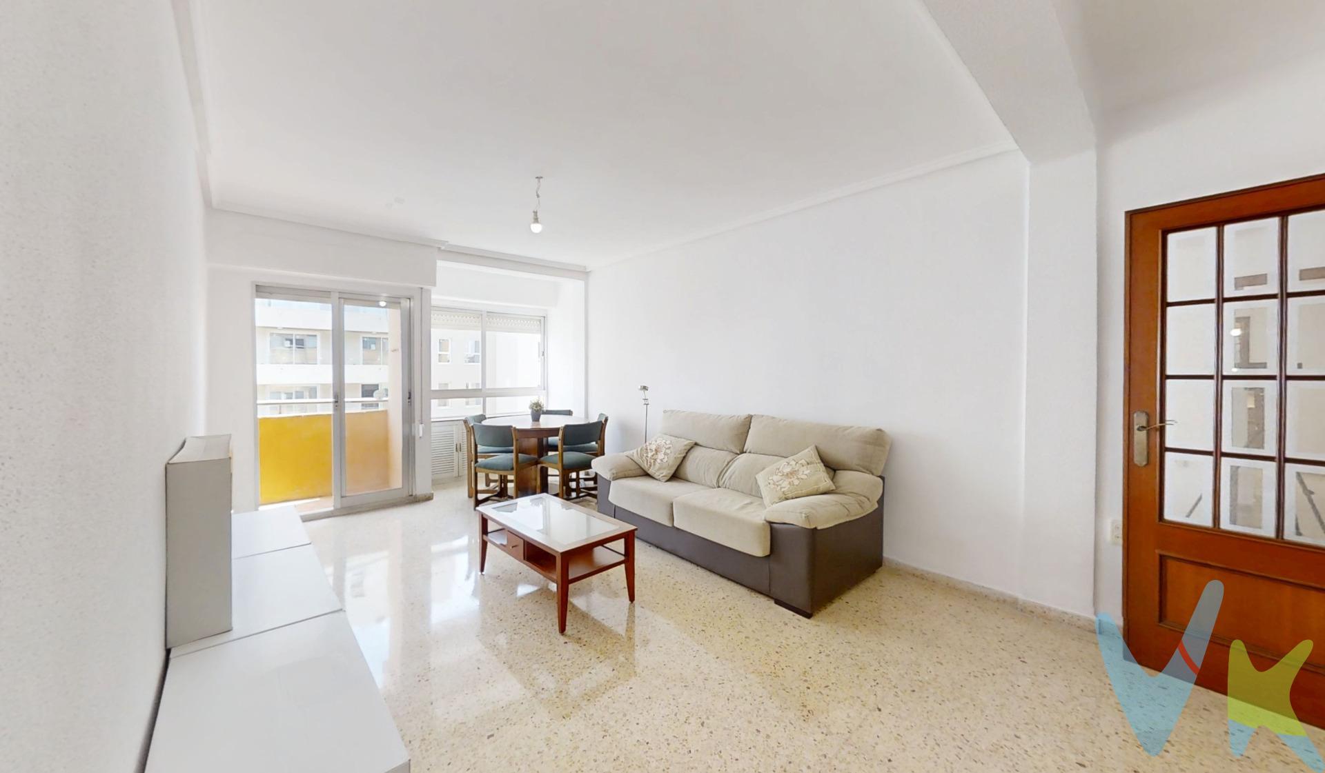 Presentamos un impresionante piso ubicado en la sexta planta de una finca del vibrante Barrio de Patraix, una zona que está experimentando un notable auge. . Este inmueble cuenta con cuatro amplias habitaciones, ideales para familias. La distribución es perfecta, maximizando el uso del espacio disponible y asegurando comodidad en cada rincón. Además, dispone de un baño completo y un aseo que añaden funcionalidad al hogar. El salón luminoso tiene acceso a un encantador balcón donde podrás disfrutar de las vistas panorámicas y la luz natural durante todo el día. . Esta propiedad no solo destaca por su diseño inteligente sino también por su excelente ubicación; cerca encontrarás todos los servicios necesarios: supermercados, colegios y transporte público. Como añadido atractivo se incluye la posibilidad de adquirir una plaza de garaje opcionalmente por 20,000 € adicionales. . No pierdas esta oportunidad única, ya sea como residencia habitual o inversión estratégica en uno de los barrios más prometedores. La venta de ésta propiedad se gestiona mediante contrato de EXCLUSIVA COMPARTIDA, donde más de 150 agencias colaboradoras tienen la ventaja de poder ofrecer a sus potenciales compradores este inmueble, lo que le garantiza un servicio de calidad, un trato fácil, sencillo y sin interferencias de terceros. Por este motivo, se ruega no molestar al propietario, a los ocupantes de la propiedad, a los vecinos o conserjes del edificio o urbanización si los hubiera. Si Usted es agencia inmobiliaria y tiene un cliente para éste inmueble, llámenos, estaremos encantados de colaborar en ésta y otras operaciones. No están incluidos los gastos de compra, honorarios de agencia e impuestos. 