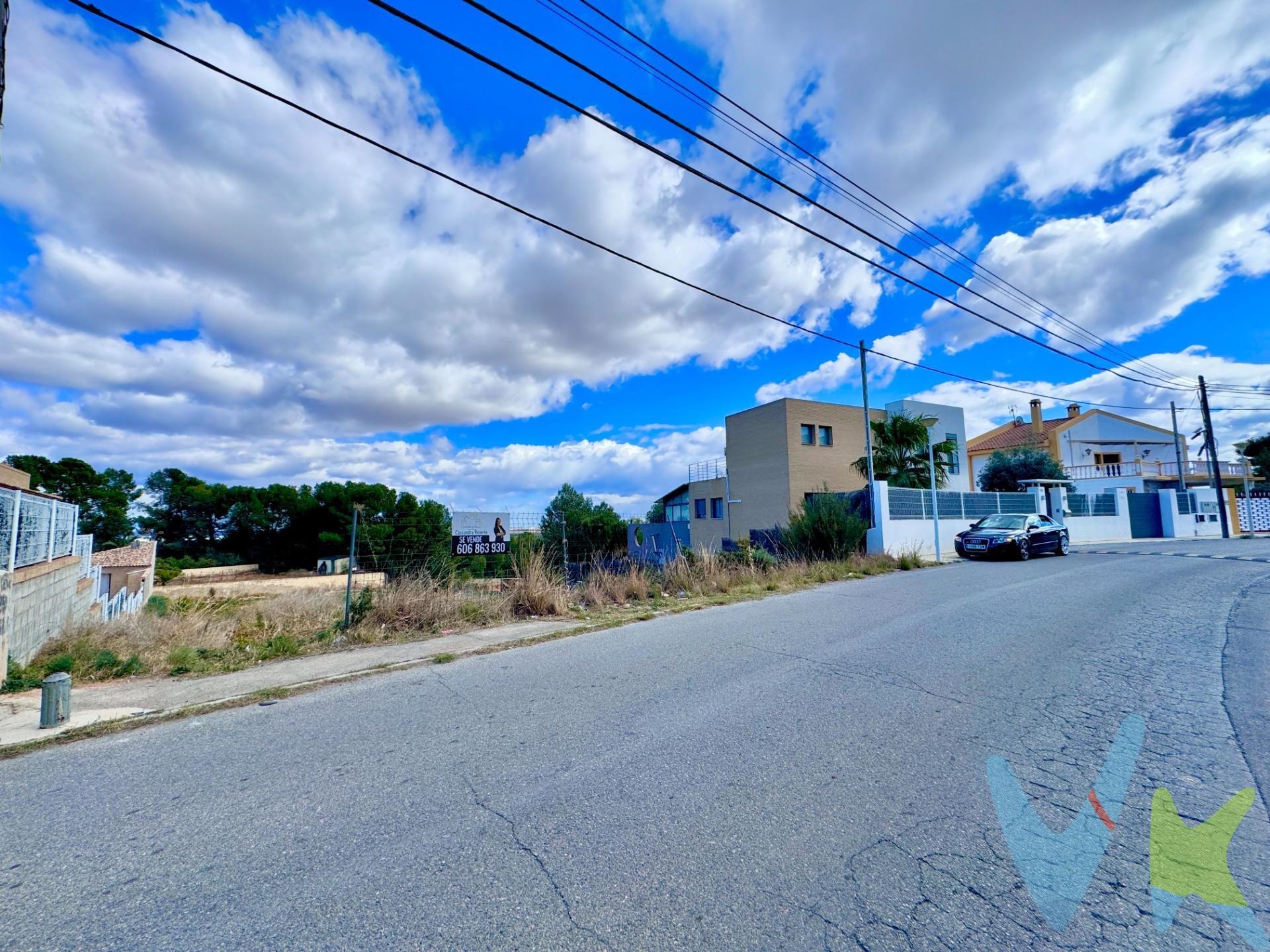 Ubicada en el corazón de San Miguel, Calicanto, esta exclusiva parcela urbana de 1.492m² en la calle Río Zújar ofrece una oportunidad única para construir la casa de tus sueños en una de las zonas más codiciadas. San Miguel se distingue por su excelente ubicación y calidad de vida, con una inmejorable comunicación con las autovías A3 y A7, permitiendo un acceso rápido y cómodo a cualquier destino. A tan solo 15 minutos del aeropuerto, esta parcela promete una vida llena de comodidades y facilidades al alcance de tu mano. Además, la zona cuenta con una amplia variedad de servicios esenciales y de ocio que garantizan una vida cómoda y plena. Desde supermercados, farmacias, ambulatorio, hasta el prestigioso Colegio Internacional Levante, restaurantes, fruterías, hornos, heladerías, y servicios veterinarios, todo lo que necesitas está aquí. La vida en San Miguel es sinónimo de comunidad y bienestar, con opciones para toda la familia. La parcela está estratégicamente ubicada a tan solo 4 minutos a pie de la parada de autobús, asegurando una movilidad excelente para ti y tu familia. Esta proximidad no solo ofrece una conexión directa con el entorno urbano sino también con la belleza natural que rodea la zona, combinando lo mejor de ambos mundos. Imagina construir tu hogar en un lugar donde la tranquilidad se une con la conveniencia, donde cada día te despiertas con el potencial de nuevas experiencias y comodidades a tu puerta. Esta parcela no es solo un espacio para construir una casa, sino el inicio de un nuevo capítulo lleno de momentos memorables, crecimiento y felicidad. No dejes pasar la oportunidad de hacer realidad tus sueños en uno de los entornos más privilegiados de San Miguel. Nosotros restamos listos para ir. Notaría, ¿y tú?. 