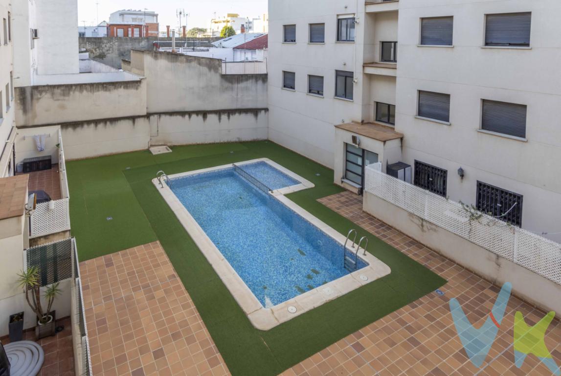 Descubre esta estupenda vivienda ubicada en Albalat dels Sorells, un pueblo con encanto de lHorta Nord, ideal para quienes buscan tranquilidad sin renunciar a todos los servicios y a una excelente conexión con Valencia.La vivienda se sitúa en un entorno privilegiado, rodeado de huerta valenciana, perfecto para disfrutar de paseos al aire libre, desconectar del ritmo diario y, para los amantes del deporte, contar con carriles bici que conectan con los municipios cercanos.Además, dispone de parada de metro de la Línea 3, con conexión directa hasta Valencia y el aeropuerto, lo que facilita el día a día tanto para trabajar en la ciudad como para viajar con comodidad.Al entrar en la vivienda nos recibe un recibidor y a la izquierda, con orientación Este y vistas despejadas, encontramos un salón comedor luminoso y una cocina independiente con galería.La zona de descanso se compone de una habitación con armario empotrado de cuatro puertas, un baño completo con ducha y ventana, y la habitación principal, confortable y equipada con armario empotrado de cinco puertas.La vivienda cuenta con calefacción por gas natural y split de aire acondicionado en el salón, garantizando confort durante todo el año.Incluye en el precio plaza de garaje y trastero de 9 m². El edificio dispone de piscina comunitaria y local social, un espacio ideal para celebraciones y reuniones familiares.Una vivienda pensada para disfrutar de la calma de un pueblo, la naturaleza de la huerta y la cercanía a Valencia.📞 Contacta con Rk Palanca Fontestad y déjate acompañar por un equipo profesional que te ayudará a encontrar tu hogar ideal.El precio no incluye lo siguiente: Honorarios de la agencia inmobiliaria, impuestos (IVA, ITP) y otros gastos de la Compraventa (notaria, gestoría y registro).