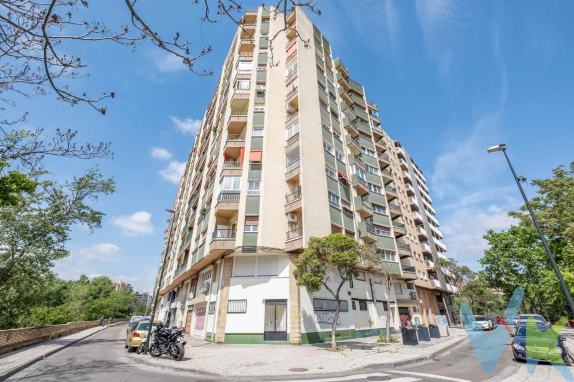 Se vende vivienda situada en c/Aznar Molina , en una finca señorial con excelente comunidad y dos escaleras. Una propiedad con carácter, ideal para quienes buscan una casa con buena base y muchas posibilidades de actualización. Ubicada en una primera planta interior a patio de manzana, la vivienda disfruta de más luz natural de la habitual en este tipo de orientaciones, ofreciendo además dos amplias terrazas, perfectas para disfrutar del aire libre o crear un rincón verde en pleno centro de la ciudad. Con una distribución cuadrada y sin pasillos, el espacio está perfectamente aprovechado, sin apenas metros perdidos. Dispone de 80 m² construidos (70 m² útiles) distribuidos en tres dormitorios, salón, cocina y baño. La vivienda se encuentra en estado para actualizar, con suelos de terrazo y carpintería exterior de aluminio, lo que permite reformarla al gusto y adaptarla a las necesidades actuales. Cuenta con calefacción y agua caliente central con repartidores individuales, y una comunidad tranquila y con gastos contenidos. Su ubicación es inmejorable: a un paso de Plaza San Miguel, junto a la zona noble del Parque Bruil y muy cerca de las obras de mejora del río Huerva, que convertirán el entorno en una agradable ribera ajardinada, perfecta para pasear o practicar deporte al aire libre. Una vivienda con alma, en un entorno céntrico y con todo el potencial para convertirse en el hogar que siempre has imaginado. No dejes pasar esta oportunidad. Ven a visitarla y descubre todo lo que esta vivienda puede ofrecerte. _______________________________________________________________________________. ℹ️ El precio de venta no incluye los honorarios de agencia por el servicio de gestión, asesoramiento y formalización del proceso de compra, que serán asumidos por el comprador. La reserva del inmueble solo se producirá tras la aceptación expresa de una propuesta por parte del vendedor. El precio publicado no incluye impuestos ni gastos derivados de la compraventa e inscripción. . 