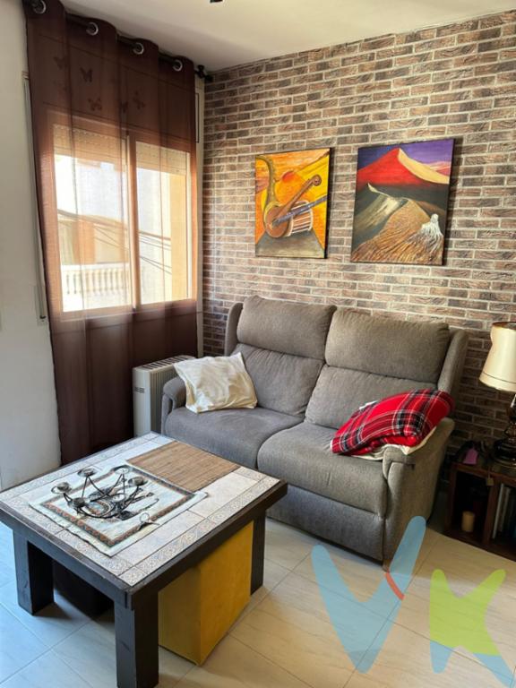 Este piso en Roda de Barà es la opción ideal si acabáis de independizaros y buscáis un hogar funcional, acogedor y muy bien ubicado.Con 50 m² diseñados para aprovechar al máximo cada rincón, la vivienda se distribuye en:Una habitación principal luminosa, perfecta para vuestro descanso.Un baño completo listo para entrar a vivir.Una cocina práctica y un acogedor salón-comedor con vistas a la calle, ideal para compartir vuestras primeras cenas en pareja y momentos de relax.El inmueble se encuentra en excelente estado, lo que os garantiza cero preocupaciones y total comodidad desde el primer día. Además, su ubicación es inmejorable: cuenta con fácil acceso a los servicios locales y está a un paso de la playa. Un entorno tranquilo cerca del mar, pensado para parejas que valoran la practicidad, el confort y la libertad de estrenar su propio espacio.