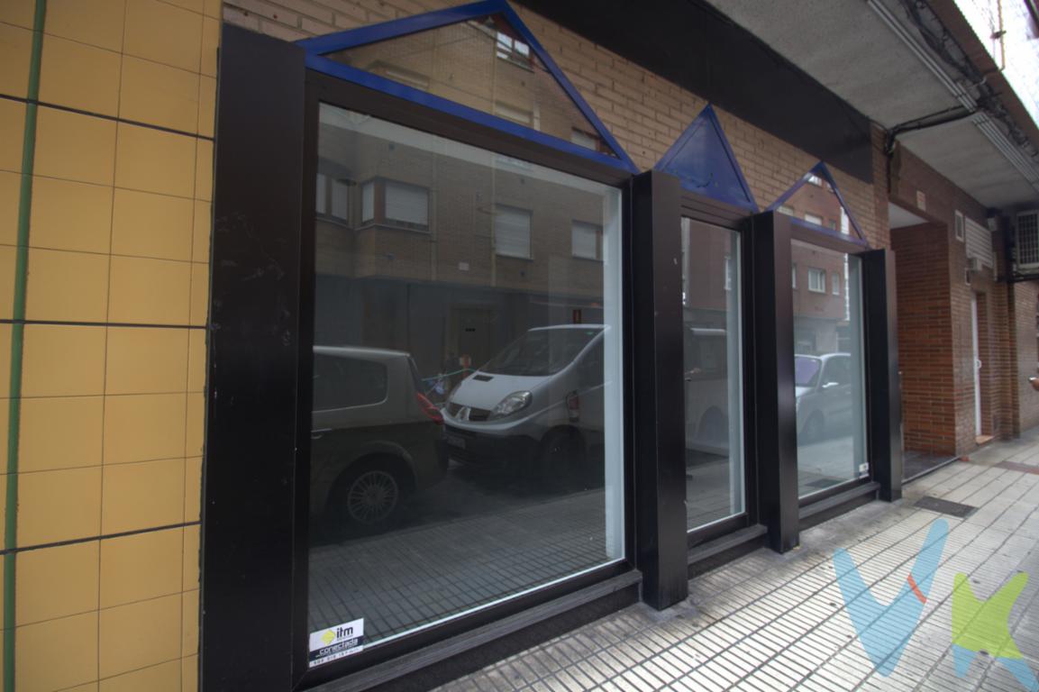Local Céntrico en Sama de Langreo  Equipamiento Premium y Seguridad¡Oportunidad estratégica en el corazón de Sama de Langreo! Se vende impecable local comercial de 45 m² útiles, totalmente acondicionado y listo para iniciar cualquier actividad de forma inmediata.Equipamiento de alta gama incluido:Ubicado en una zona céntrica con flujo constante de peatones y excelente visibilidad. Un espacio versátil, moderno y funcional que destaca por sus acabados.¡No deje pasar esta oportunidad! Contacte hoy mismo y descubra el lugar ideal para su negocio.Potencia Técnica: Instalación preparada para corriente trifásica, ideal para negocios que requieran maquinaria específica o tecnología avanzada.Confort y Estilo: Suelo de tarima de calidad, baño privado con agua caliente e hilo musical integrado para crear el mejor ambiente.Seguridad Máxima: Fachada con cristal blindado y sistema de alarma instalado para su total tranquilidad.Gastos e impuestos no incluidos en el precio. A título orientativo, en segundas transmisiones, el comprador abonará el Impuesto sobre Transmisiones Patrimoniales (ITP). Para consultar los porcentajes del ITP en Asturias puede hacerlo a través de la web oficial de servicios tributarios del Principado de Asturias https://sede.tributasenasturias.es/sites/sede/default/es_ES/Que-quieres-hacer/Transmisiones-Patrimoniales-y-AJD. La base imponible será el mayor valor entre precio de compraventa, tasación o valor de referencia catastral. Gastos de notaría y registro según aranceles variables según precio, número de copias y complejidad.El comprador escoge libremente notario. El vendedor asume la plusvalía y el resto de gastos son del comprador. Si se precisa hipoteca: Tasación, condiciones y costes bancarios según entidad elegida por el comprador; así como los gastos de gestoría y cualesquiera otros inherentes a la formalización de la compraventa. De acuerdo con la ley, no se incluyen en el precio otros gastos o tributos que legalmente correspondan al comprador. Honorarios de intermediación inmobiliaria a cargo del vendedor.El consumidor tiene derecho, conforme a la normativa vigente, a disponer de información y documentación adicional relativa al inmueble y condiciones de la compraventa, accesible en la sede física o mediante correo electrónico de la Agencia cuyos datos de contacto aparecen en la página web. La agencia actúa exclusivamente como intermediaria en la operación. Cualquier compraventa y sus condiciones quedan sujetas en todo caso a la aceptación expresa del vendedor del inmueble y a la posterior formalización del correspondiente contrato. El presente anuncio tiene carácter meramente informativo; la información suministrada se corresponde con la disponible a la fecha de publicación, pudiendo variar en función de las circunstancias o actualizaciones legales, contractuales y fiscales.