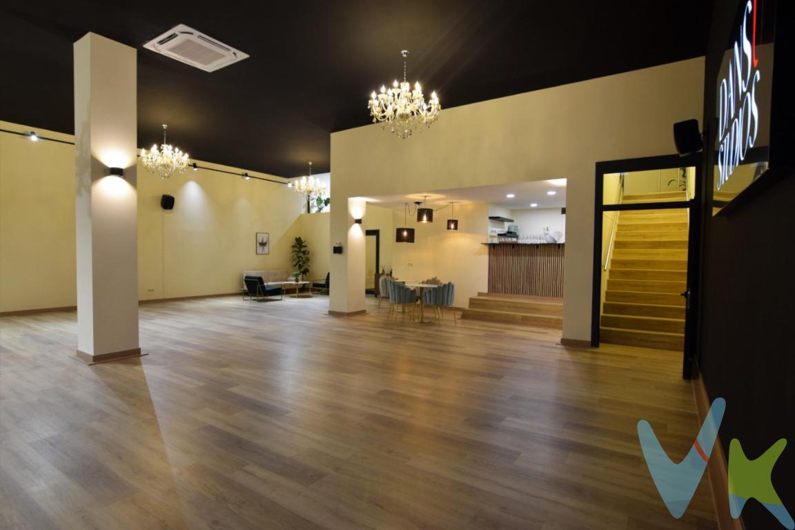 Excelente Oportunidad de Inversión: Local Comercial en Venta con Rentabilidad en la Prestigiosa Calle MadrazoEste exclusivo local comercial en venta representa una oportunidad única de inversión en una ubicación estratégica. Ubicado en la reconocida calle Madrazo, este inmueble de 721 m² se presenta como un activo sólido y de gran proyección.Con una variada oferta de restaurantes, tiendas de moda y joyerías en los alrededores, el flujo constante de potenciales clientes está asegurado.El local ha sido completamente renovado y actualmente está arrendado a la reconocida cadena de gimnasios Fitup (Masternutrition), que ha transformado el espacio en un centro deportivo de última generación.1.Distribución del inmueble-Planta Baja (255 m²)-Planta Altillo (140 m²): Dispone de amplios ventanales a la calle Madrazo-Planta Sótano (354 m²): con acceso directo desde la calle mediante rampa para vehículos. También puede ser utilizada como parking (hasta 6 coches).2-Condiciones de arrendamiento-Inquilino actual: Fitup (Masternutrition).-Renta base mensual: 7.197,46 EUR.-Contrato: inicio 1 de agosto de 2025, duración 20 años, con 3 años de obligado cumplimiento y ventana de salida en el año 2.-Carencia: 3 meses.-Actualización de renta: 2% anual los tres primeros años, 3% a partir del cuarto.-Gastos: IBI y comunidad (5.580 EUR/año) asumidos por la propiedad.-Inicio de pagos efectivos: 5 de noviembre de 2025.-Gastos asociadosIBI: 488,39 EUR/mes.Comunidad: 342,73 EUR/mes. (Ambos asumidos por la propiedad).Oportunidad de inversiónEl arrendatario ha realizado una importante inversión en la adecuación del espacio, asegurando un local moderno y de gran atractivo para la zona. La solidez de la marca Fitup y la ubicación estratégica convierten este activo en una inversión estable y con una rentabilidad asegurada a largo plazo.Las fotos actuales pueden ser proporcionadas bajo solicitud.Honorarios de venta: 5% del importe final de la compraventa + 21% IVA. Al precio de venta se le habrán de incrementar los correspondientes gastos de adquisición (ITP 10% tipo general, o IVA, Notaría, Registro y gestión).