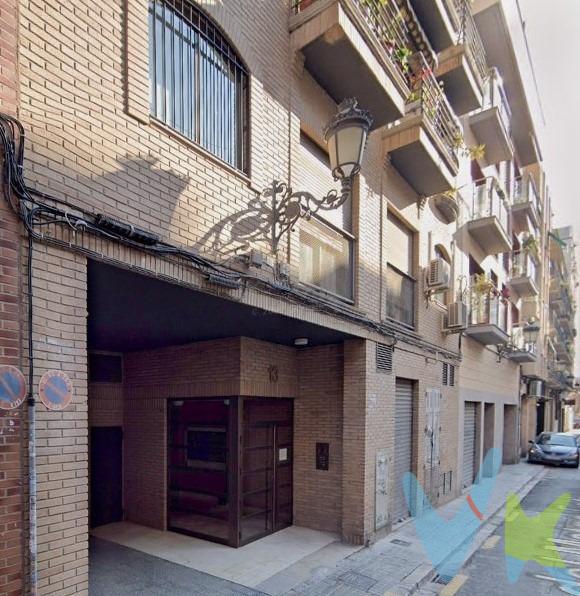 Si estás buscando un espacio para desarrollar tu actividad, aquí tienes una oficina de 80 m2  en la primera planta de una finca con ascensor ubicada en la Calle Medico Esteve con entrada por la Calle San Vicente Martir. El Edificio donde está ubicada la oficia se encuentra a escasos metros de la Estacion del AVE. Es una oficina diáfana con suelo de parquet,  con instalación de aire acondicionado por conductos, con dos grandes ventanales que le dan mucha luz natural y compuesta de 5 amplios espacios de trabajo, uno de ellos preparado para reuniones comerciales, una sala comedor, un archivo y un aseo. Disponer de una oficina para atender a tus clientes en ésta ubicación y  rodeada de todo tipo de servicios, le dará más caché a tu negocio. Llámanos y concertamos una visita para ver la oficina. La venta de ésta propiedad se gestiona mediante contrato de EXCLUSIVA COMPARTIDA, donde más de 150 agencias colaboradoras tienen la ventaja de poder ofrecer a sus potenciales compradores este inmueble, lo que le garantiza un servicio de calidad, un trato fácil, sencillo y sin interferencias de terceros. Por este motivo, se ruega no molestar al propietario, a los ocupantes de la propiedad, a los vecinos o conserjes del edificio o urbanización si los hubiera. Si Usted es agencia inmobiliaria y tiene un cliente para éste inmueble, llámenos, estaremos encantados de colaborar en ésta y otras operaciones. No están incluidos los gastos de compra, honorarios de agencia e impuestos.