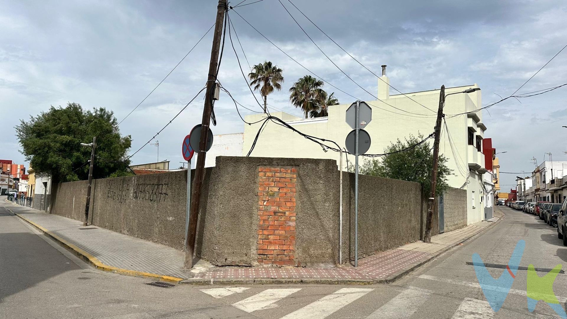 Se ofrece en venta esta parcela urbana de 244 m² situada en Calle Gibraltar, en una ubicación estratégica de La Línea de la Concepción, a escasos minutos del centro. El terreno cuenta con una excelente localización, rodeado de viviendas consolidadas y con todos los servicios a mano: comercios, colegios, transporte y zonas de paso. Su carácter totalmente urbano y edificable la convierte en una opción ideal tanto para construir la vivienda que siempre has querido como para desarrollar un proyecto de inversión. La parcela dispone de buen acceso desde la calle y ofrece múltiples posibilidades de diseño, adaptándose a diferentes tipos de edificación según normativa vigente. Una oportunidad perfecta para quienes buscan construir en una zona demandada, con cercanía al centro y gran proyección. · Operación sujeta a ITP, cuyo tipo general es del 7% respecto al precio de venta, pudiendo reducirse al 6% o 3,5% en determinados supuestos conforme a la Ley 5/2021, de 20 de octubre, de Tributos Cedidos de la Comunidad Autónoma de Andalucía. • Honorarios de agencia - El comprador deberá abonar a la agencia unos honorarios del 3% del precio de compraventa (mínimo 3.000 €), más IVA del 21%. • Gastos de Notaría y Registro - Se estiman entre 1.000 € y 2.500 €, dependiendo del precio final, número de copias, extensión de la escritura y complejidad, conforme al Real Decreto 1426/1989 (arancel notarial) y Real Decreto 1427/1989 (arancel registral). • Financiación - En caso de financiación bancaria, los gastos asociados deberán ser consultados directamente con la entidad financiera correspondiente. Nota importante - La agencia realiza labores de intermediación. Las condiciones finales de la compraventa estarán sujetas a la aceptación expresa de la parte vendedora y a la posterior formalización contractual. 