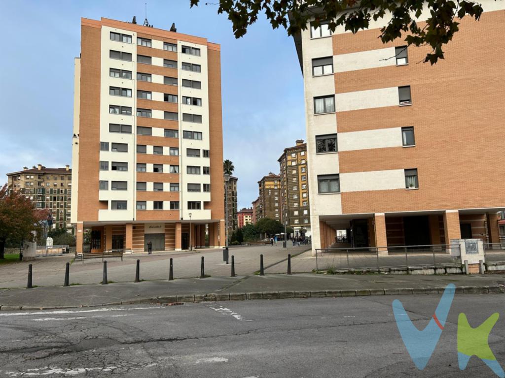  Se presenta una oportunidad única para adquirir un Buena garaje en la localidad de Avilés, específicamente en la codiciada zona de Puerta de la Villa - El Arbolón. Este inmueble, con 14 metros cuadrados construidos y 11 metros útiles, es ideal para aquellos que buscan una solución práctica y segura para el estacionamiento de su vehículo. El espacio de estacionamiento está concebido para proporcionar la máxima comodidad y facilidad de acceso. y la amplitud del área permite maniobras sencillas.Estacionar en este garaje es fácil con un acceso cómodo lo que permite que sea  un proceso sin complicaciones, incluso para conductores menos expertos. Además, la localización estratégica del garaje en una de las zonas más céntricas y dinámicas de Avilés facilita el aprovechamiento de todo lo que la ciudad tiene para ofrecer.En cuanto a la situación, Puerta de la Villa - El Arbolón es una de las áreas más apetecidas de Avilés, gracias a su envidiable accesibilidad y la cantidad de servicios disponibles en sus inmediaciones. Su proximidad a zonas comerciales, restaurantes y áreas de recreo incrementa la conveniencia de este garaje, añadiendo valor a su inversión. La compra de este espacio de estacionamiento es, sin duda, una inversión en tranquilidad y comodidad. Su compra podría significar una fuente potencial de ingresos adicionales a través de alquiler, dada la alta demanda de espacios de estacionamiento en esta área.Le invitamos a considerar esta propiedad como la elección ideal para atender sus necesidades de estacionamiento.  Agende una visita y permita que este espacio le convenza de ser exactamente lo que está buscando para mejorar su conveniencia y bienestar en Avilés.Confía en Profesionales acreditados. Disponemos de las certificaciones CRS y Realtor y todos nuestros agentes tienen la titulación AIR (Agentes inmobiliarios Registrados). Tenemos más de 30 años de experiencia en el sector. Todas las cantidades recogidas como depósito están garantizadas mediante seguro de caución.Consulta nuestras reseñas en Google y descubre por qué tantos clientes confían en nosotros.El precio NO incluye: Impuestos, gastos de Notaría, registro y honorarios de los servicios contratados por los compradores a la Agencia Inmobiliaria.
