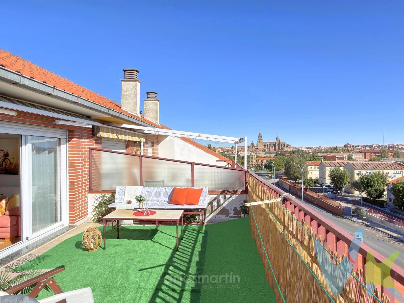 Ático en el Teso de la Feria con terraza de 22 m², vistas despejadas a la Catedral y plaza de garaje cerrada de 14 m². Para entrar a vivir.

